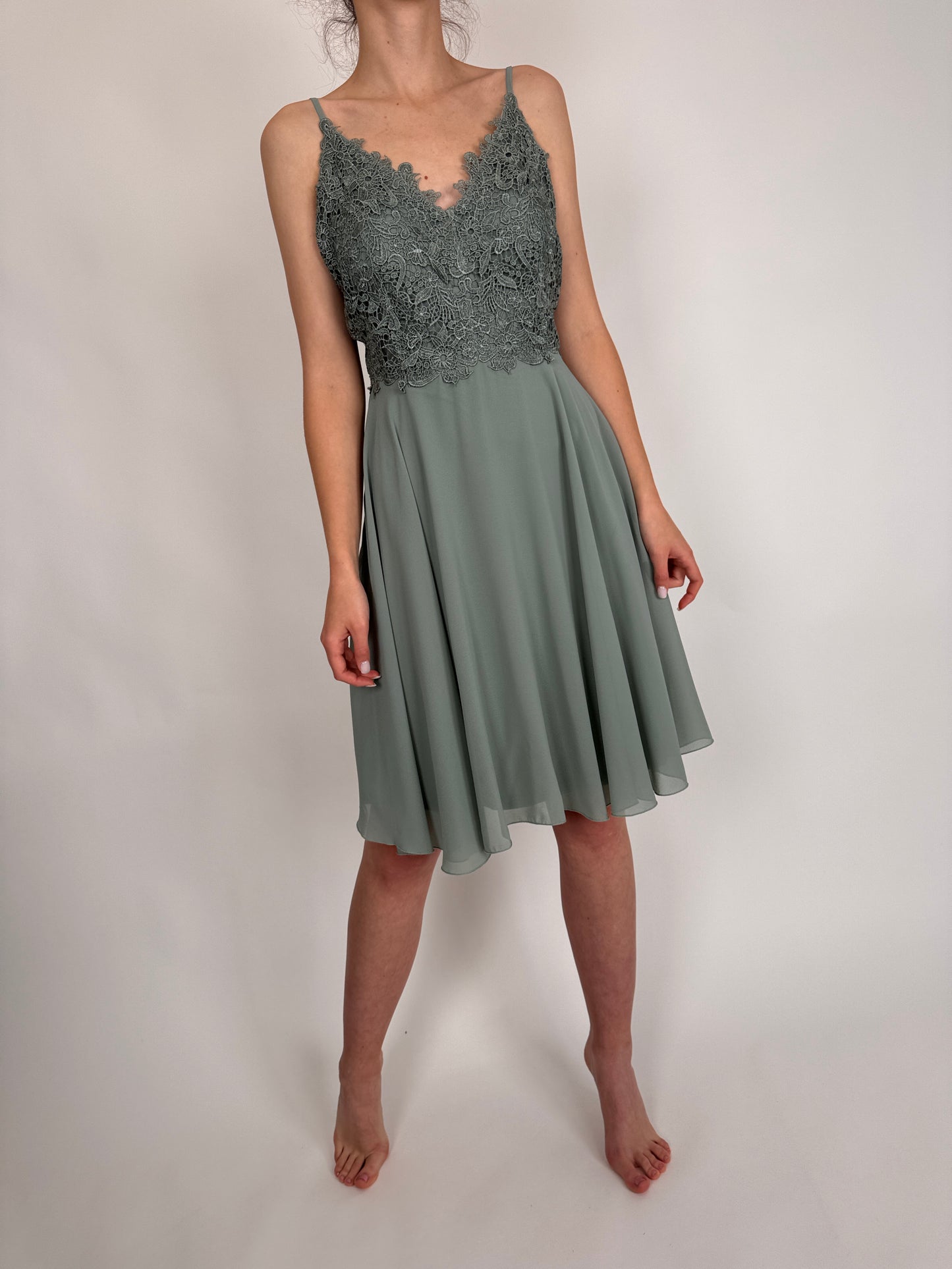 Rochie cu talie ultra înaltă și dantelă macrame Sage green