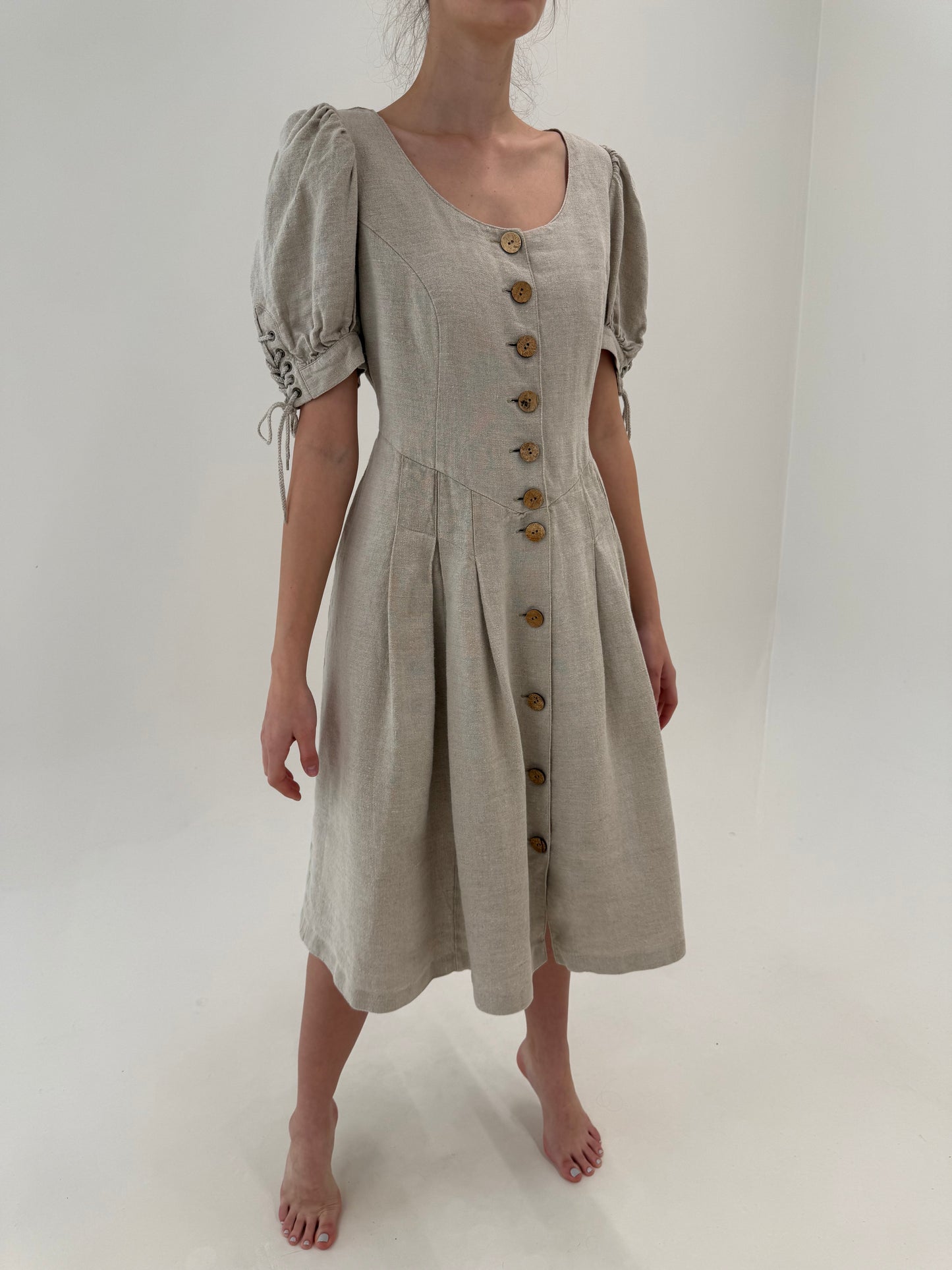 Rochie vintage nude din pânză grea de in cu corsaj și talie ultra marcată