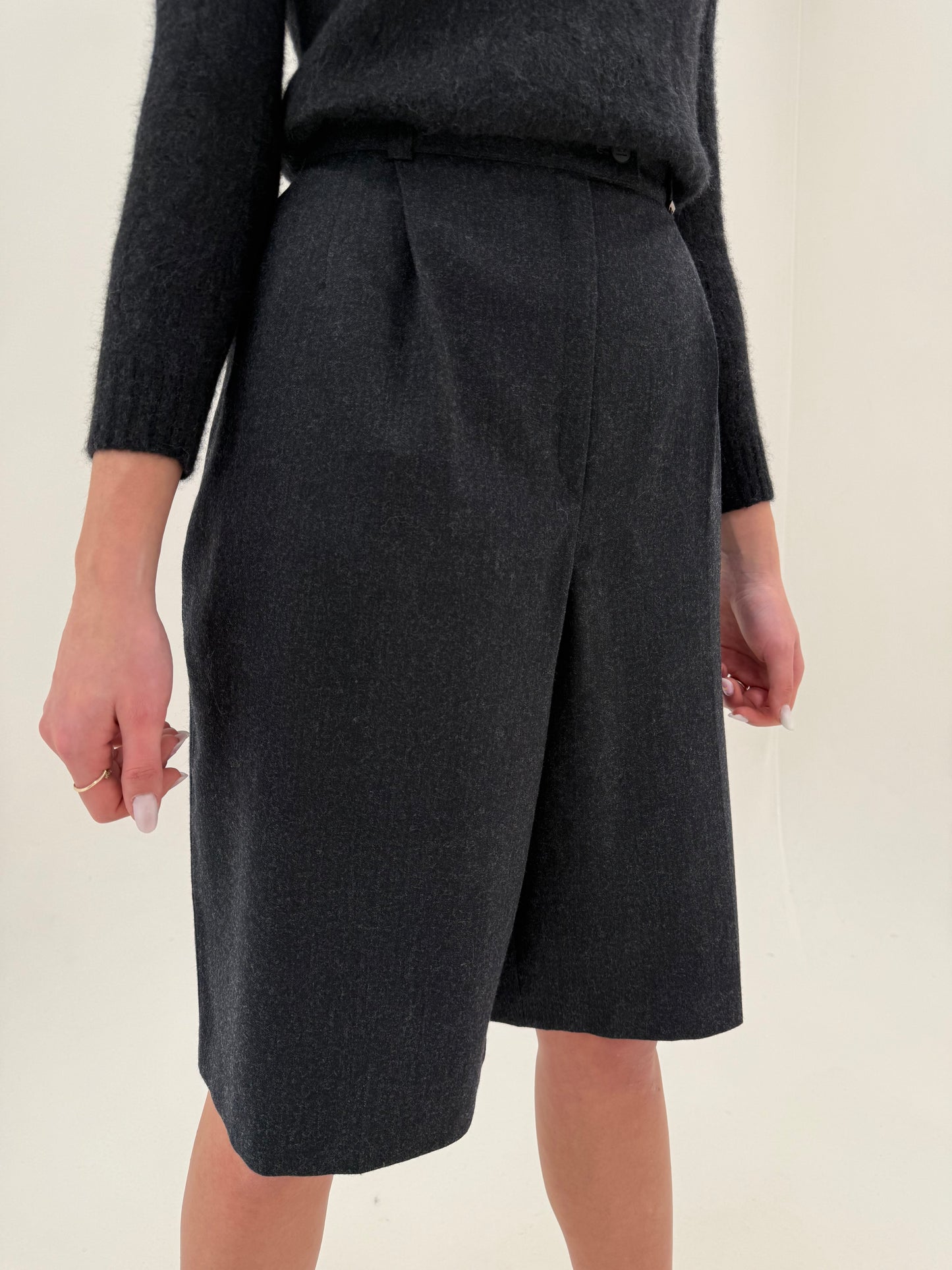 Pantaloni cu talie ultra înaltă și pense din lana extrafina certificată