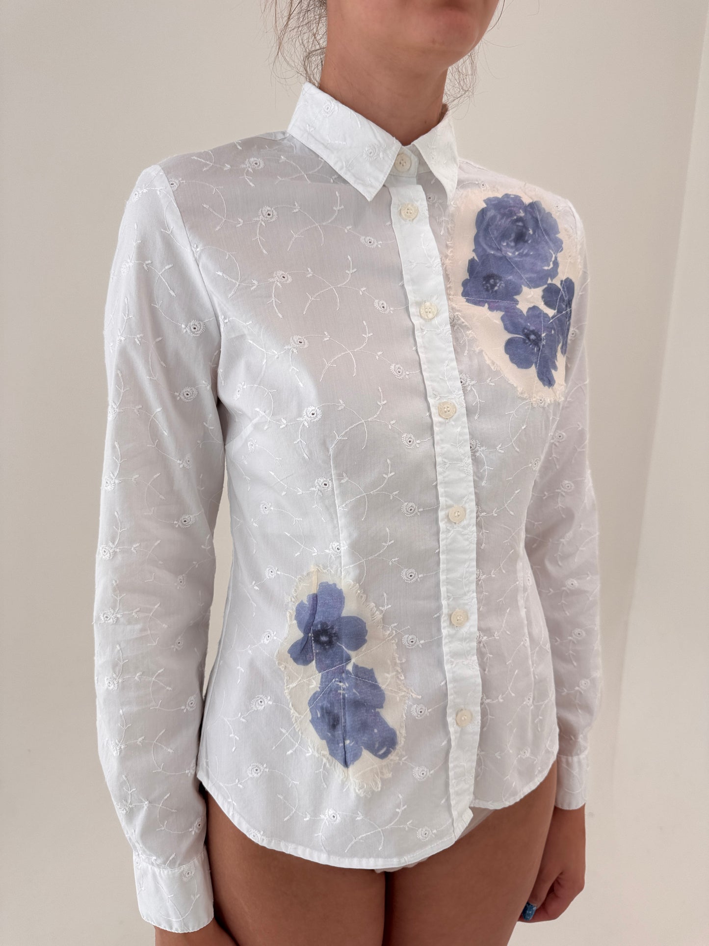 Cămașa Krizia superbă din bumbac integral broderie anglaise cu aplicații