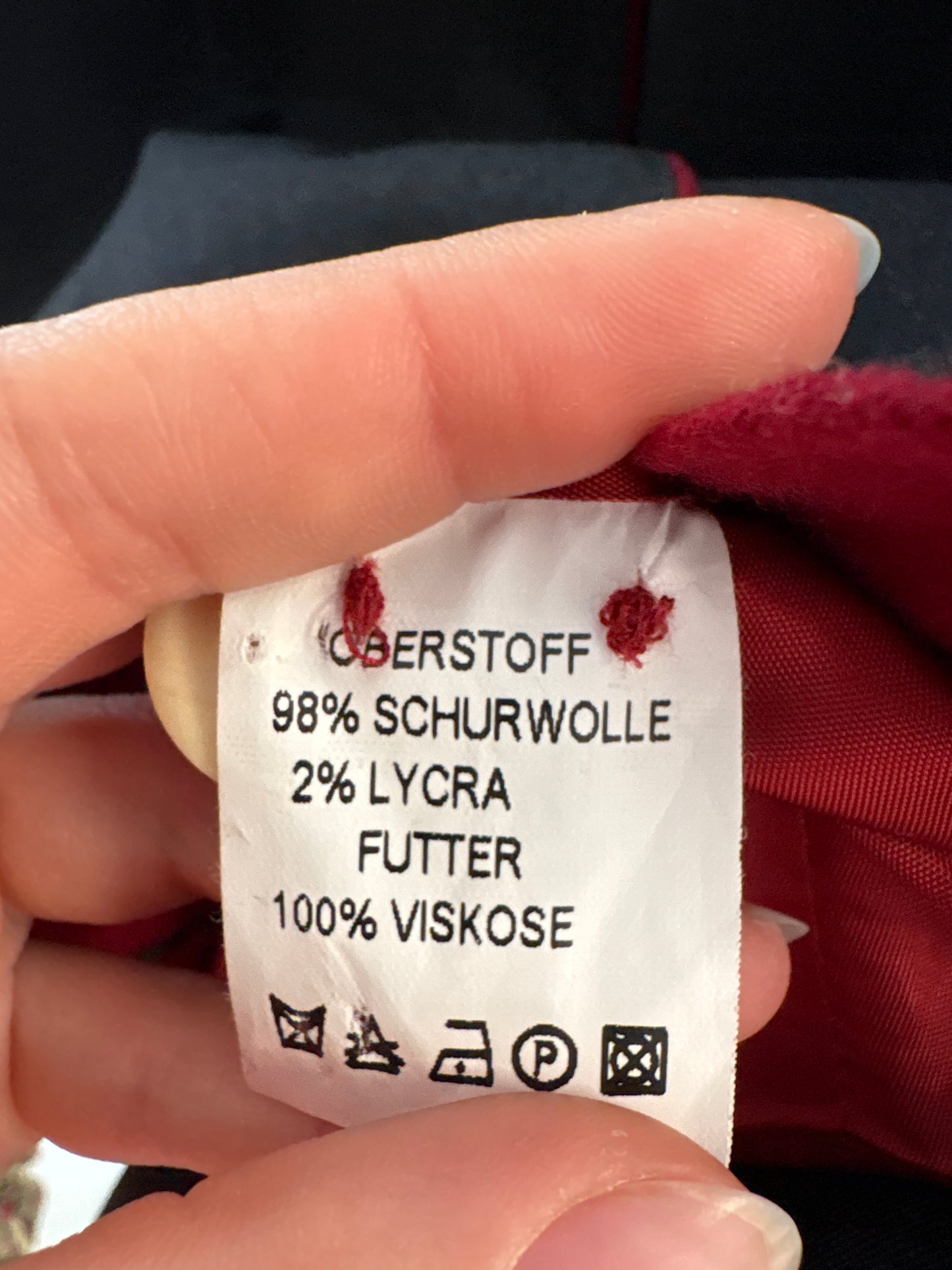 Sacou cu influențe soft army și inserții dark red în croi cambrat