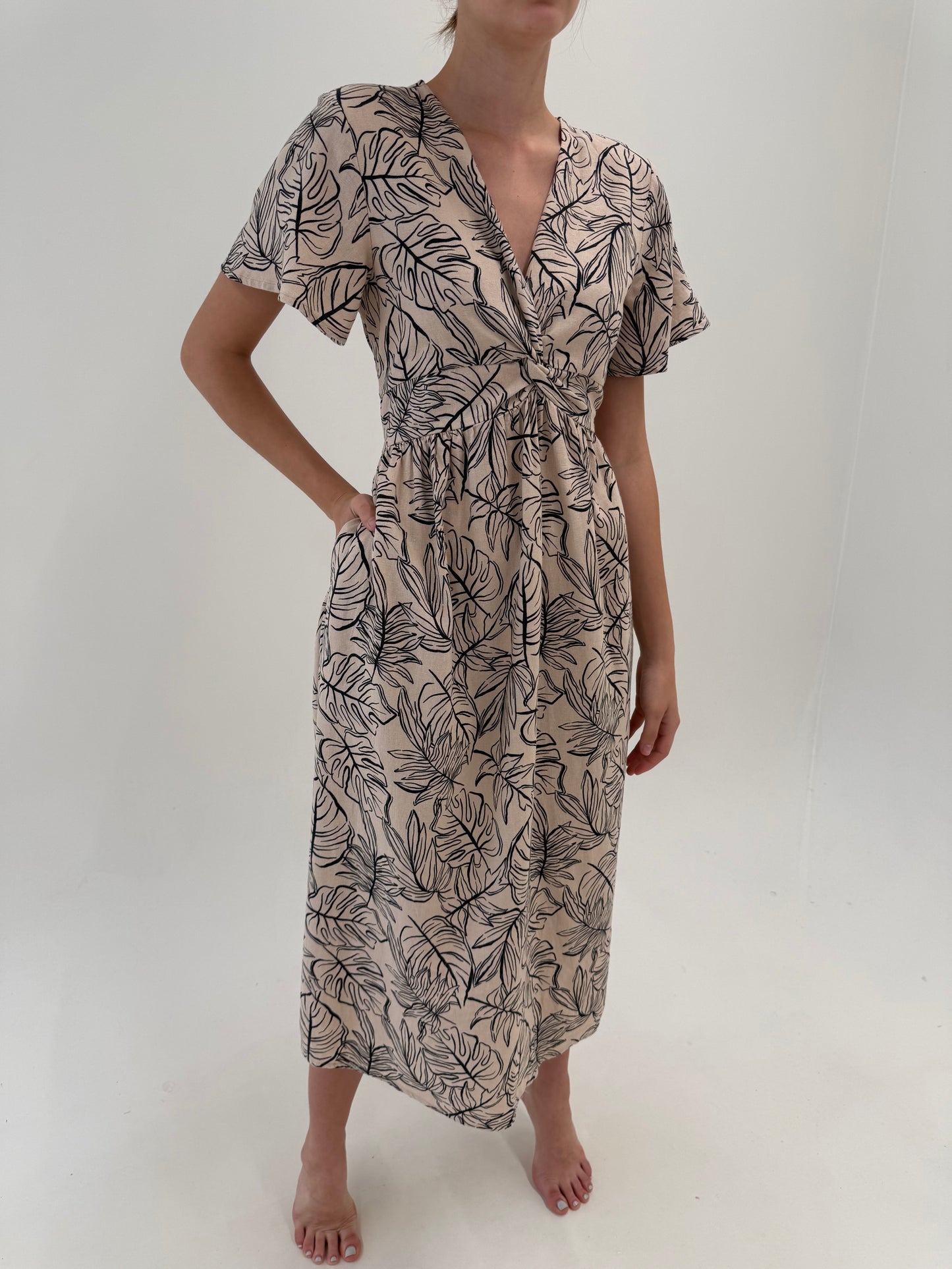 Rochie maxi nude din pânză de in și vascoza cu buzunare și print organic