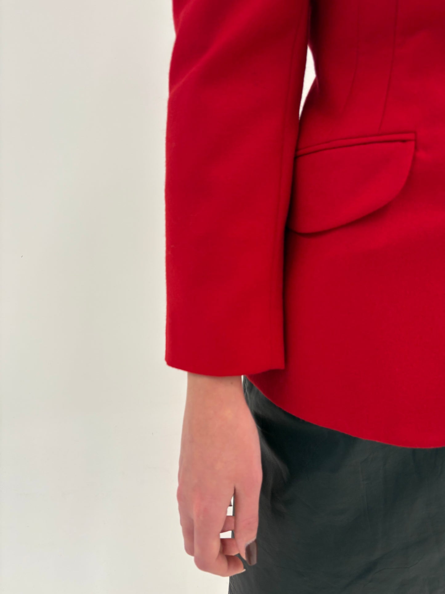 Sacou cambrat petite cherry red din stofă de lana extrafina pura certificată