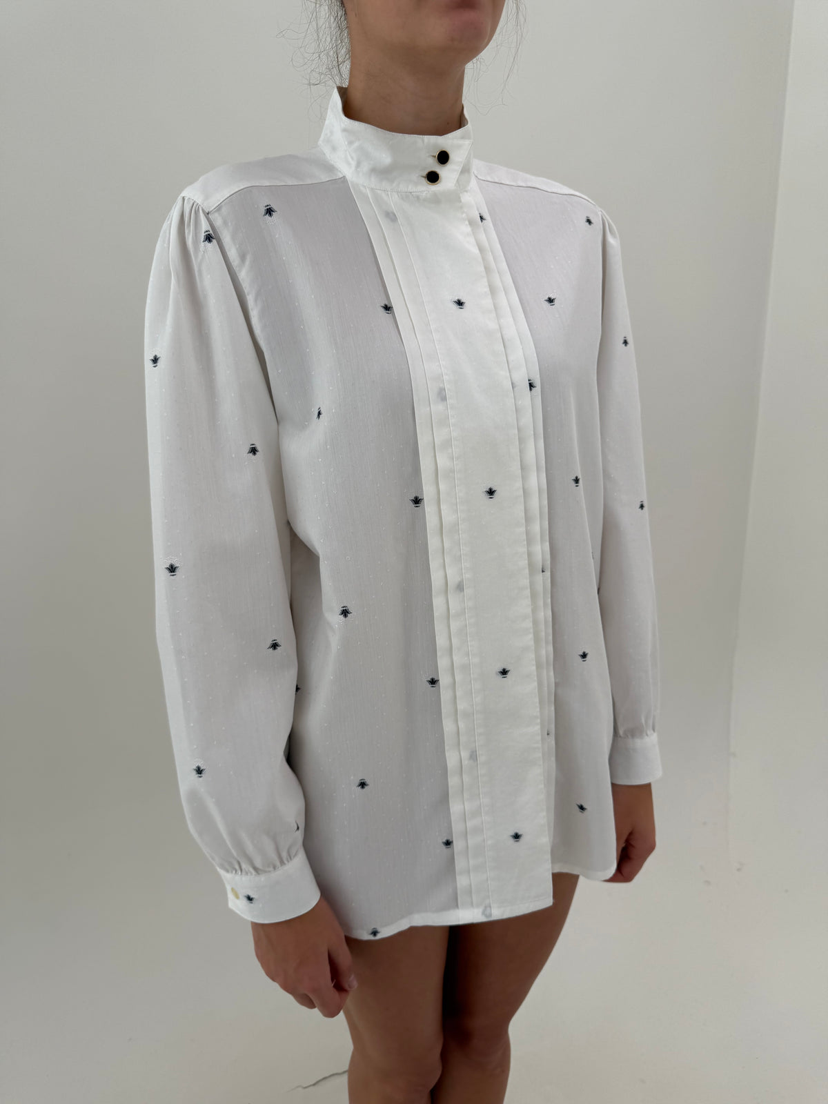 Cămașa de brand premium din poplin excepțional cu broderie neagră delicată