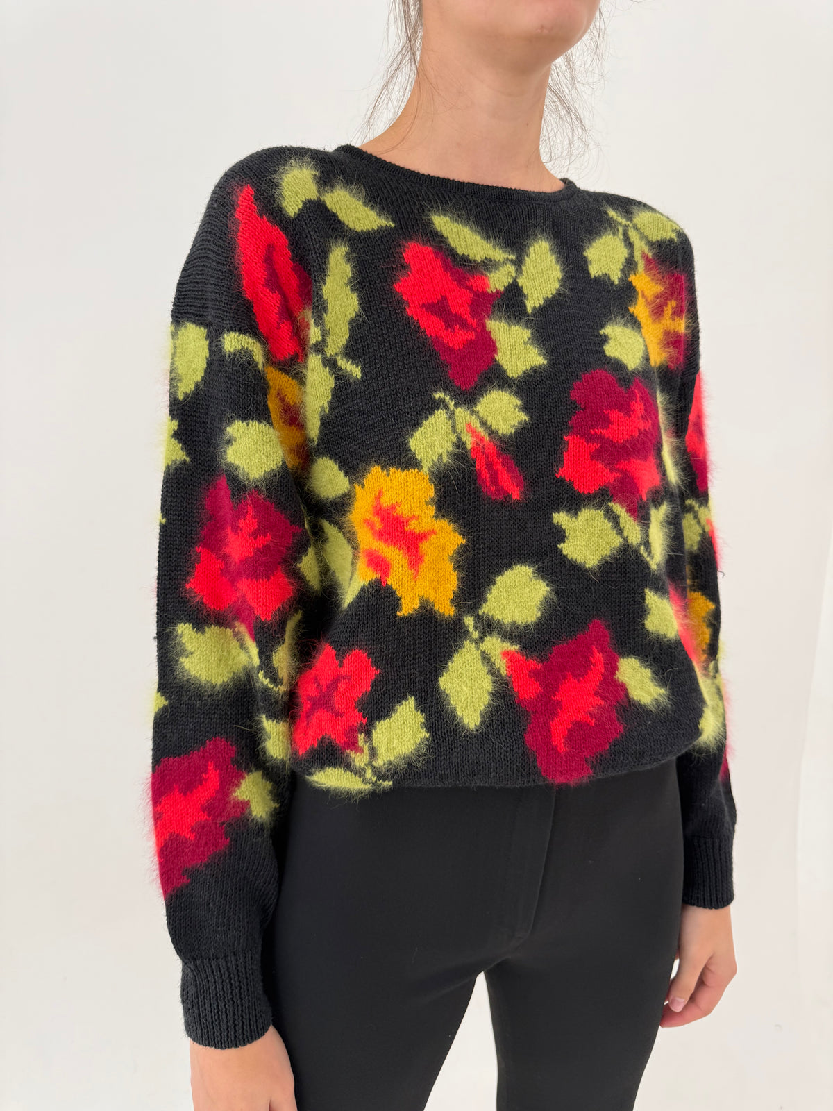 Pulover vintage negru excepțional cu print floral din Angora în culori tari