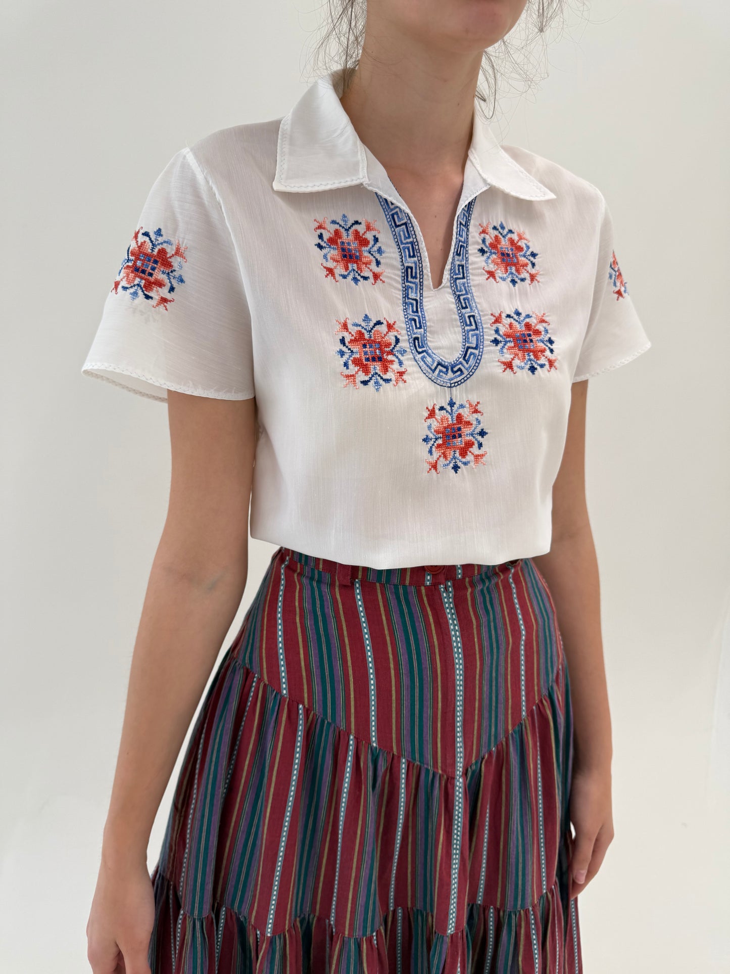 Top vintage cu broderie manuală excepțională