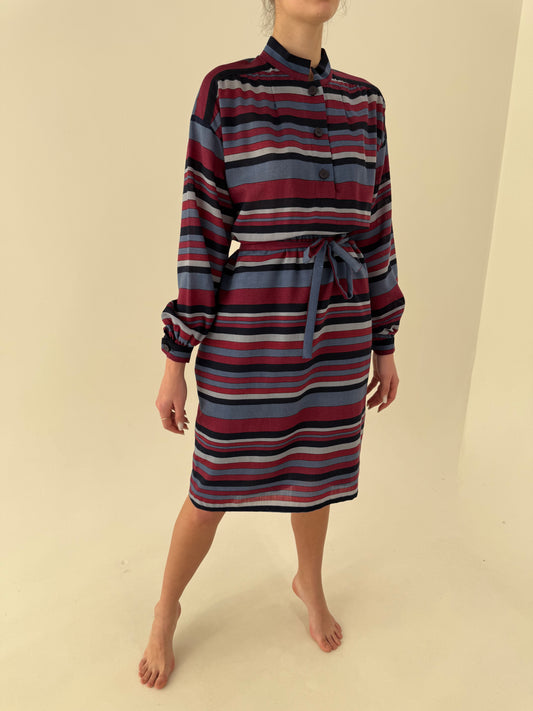 Rochie vintage în dungi cu talie reglabilă marcată