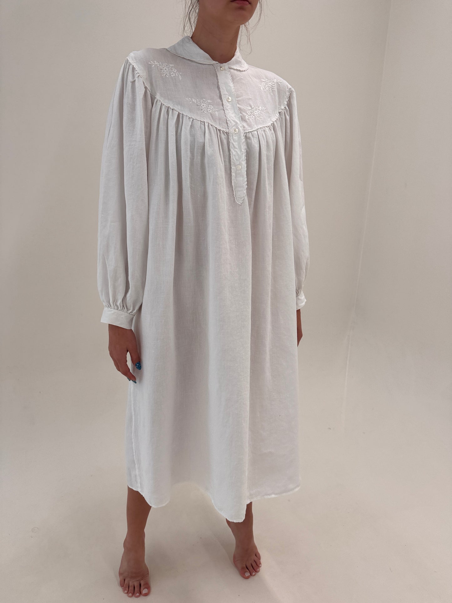 Rochie maxi excepțională cu broderie manuală în croi super drapat din in fin