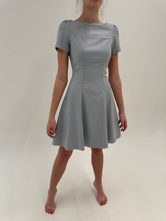 Rochie business cambrata silver gray din stofita ultra subțire cu decolteu bărcuță