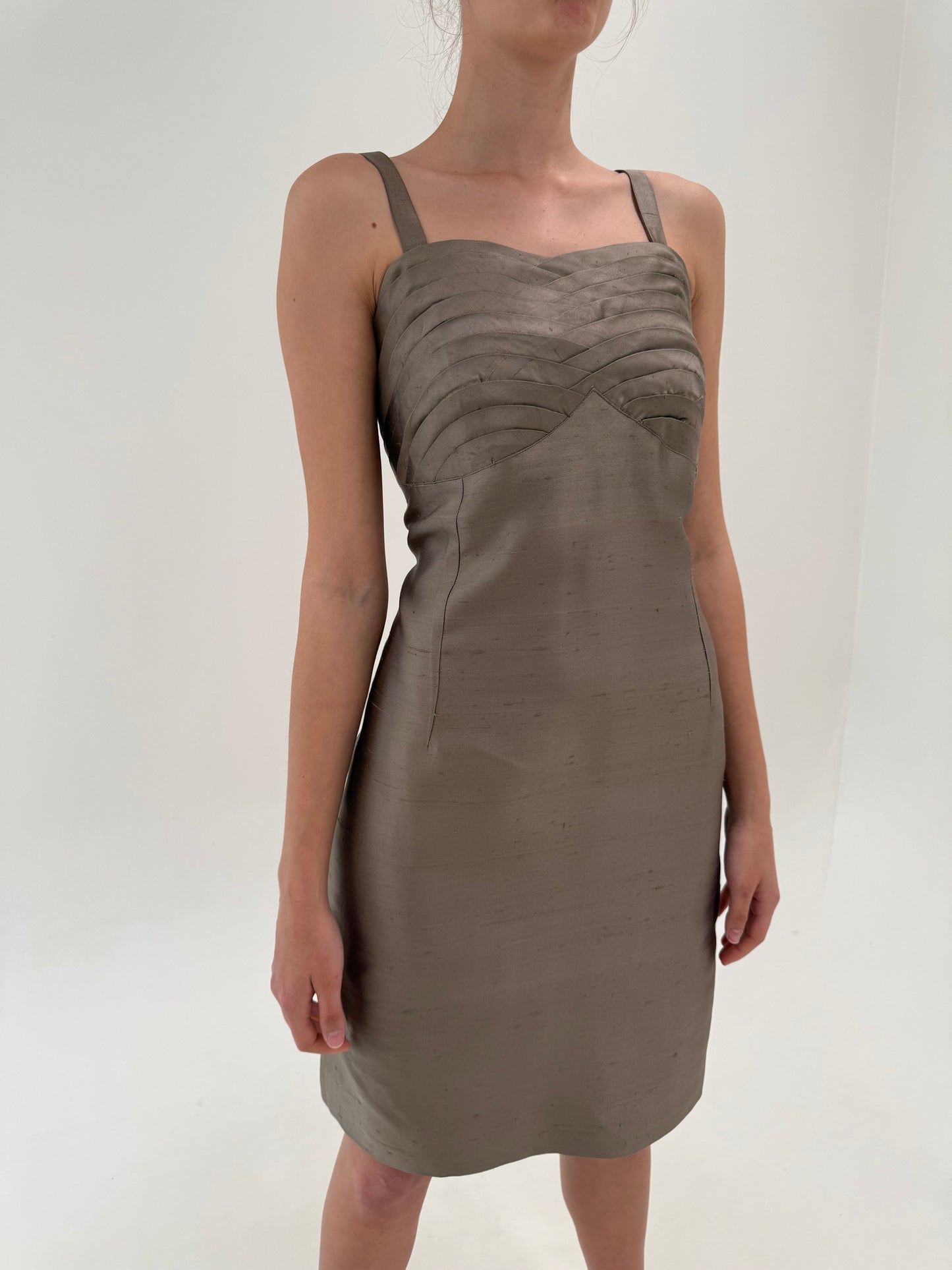 Rochie în croi elaborat din mătase naturală dupioni de la business la cocktail