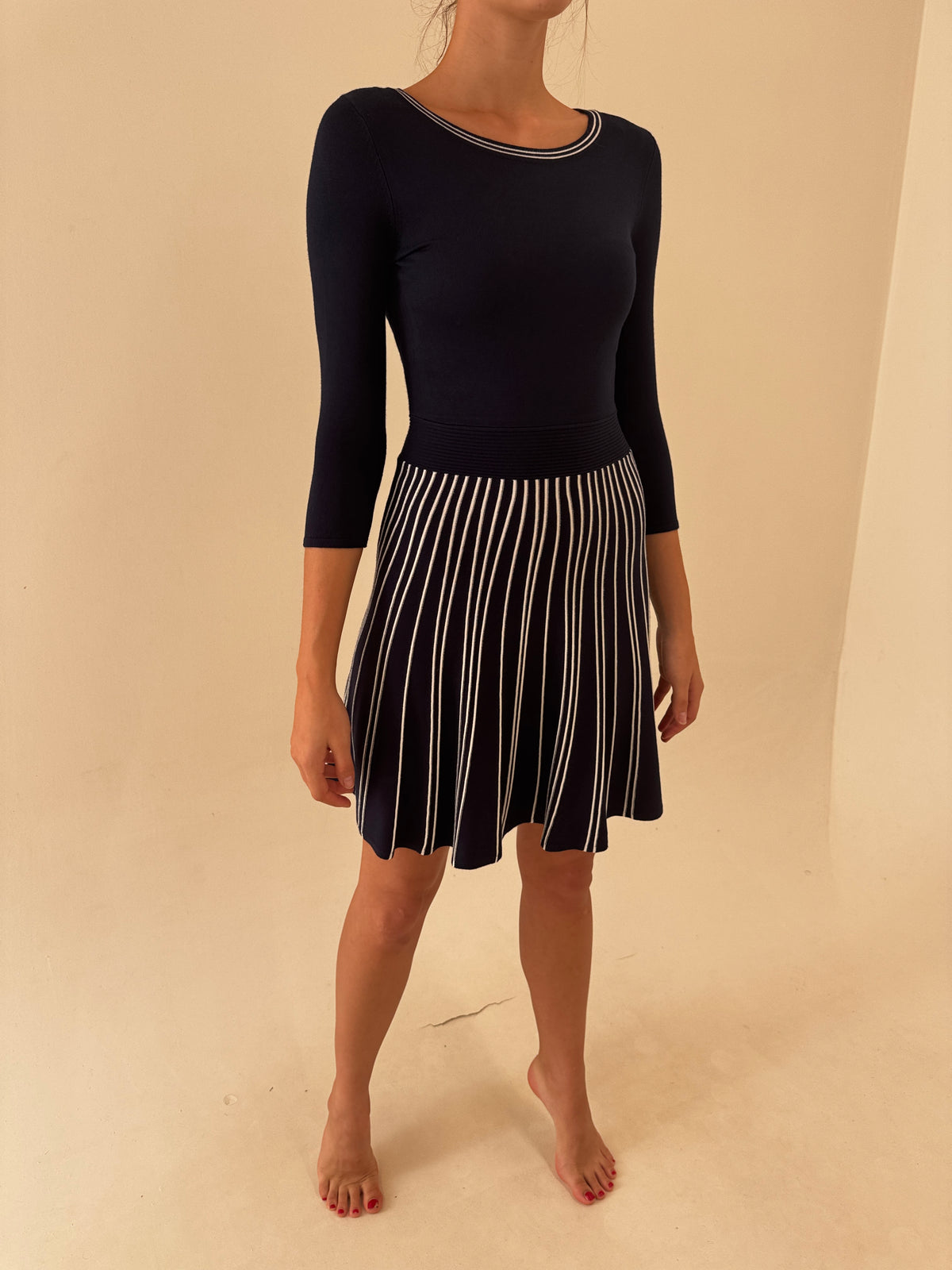 Rochie ultra feminină din tricot de vacsiza Navy blue și alb cu fusta plisată