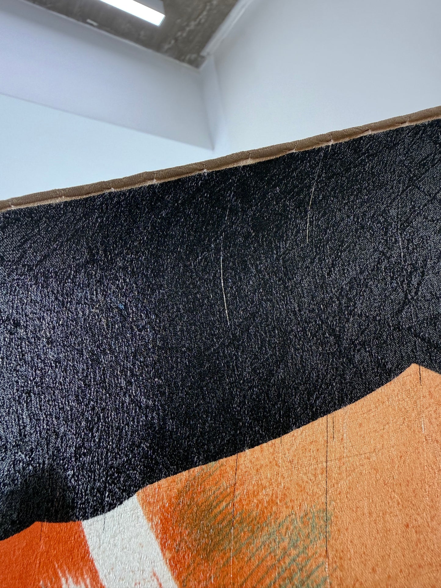 Eșarfă XL din mătase naturală cu paspoal negru