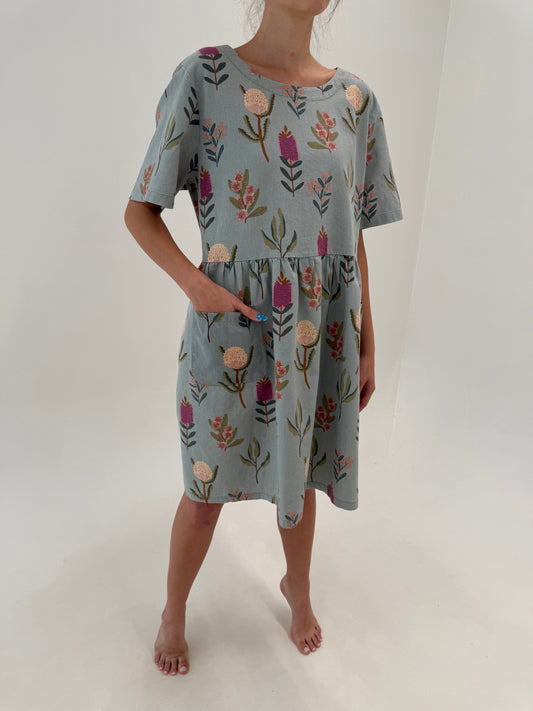 Rochie dusty Blue din pânză premium de in cu print floral și buzunare în croi lejer