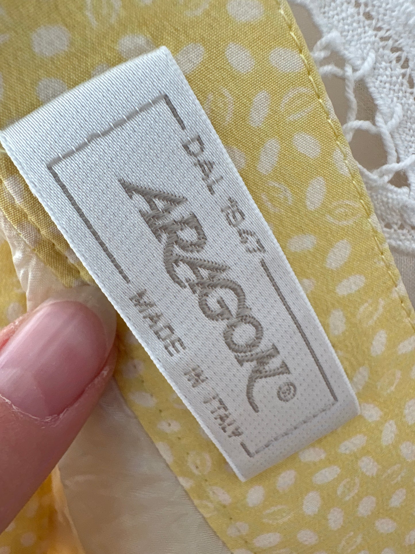 Pantaloni scurti cu aspect de fustă in fata din mătase naturală butter yellow