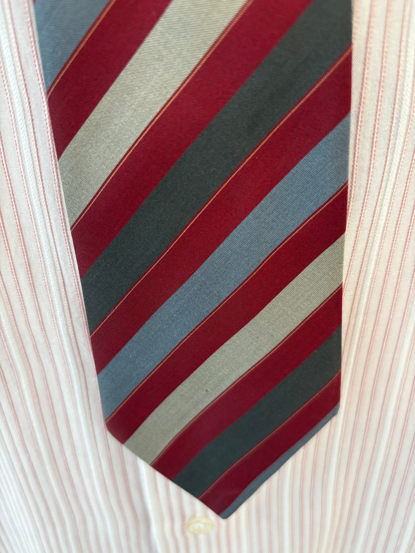Gravată italiană în dungi oxblood din mătase naturală