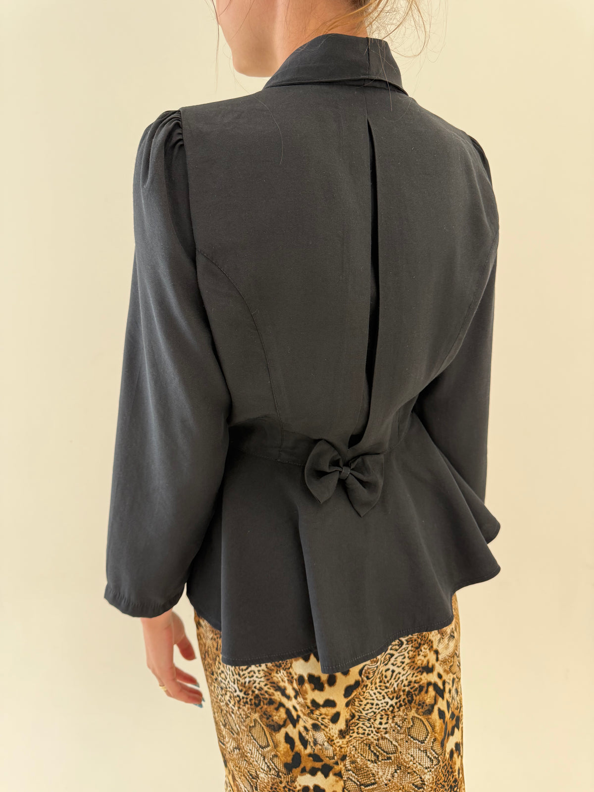 Sacou negru vintage cu efect de peplum și talie ultra marcatăși bust petrecut