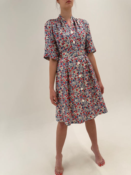 Rochie din twill de mătase naturală în croi super feminin cu centura proprie