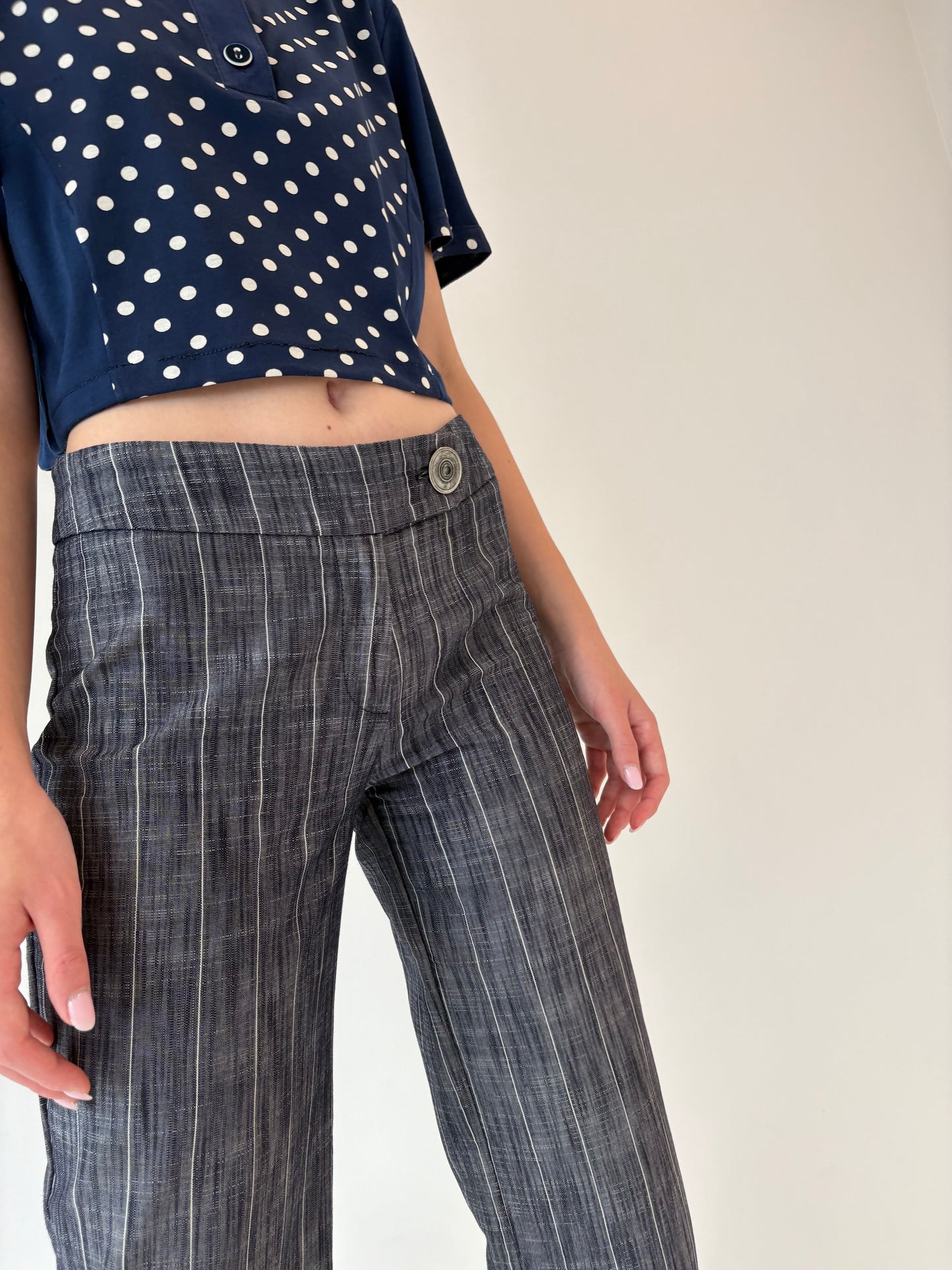 Pantaloni din pânză spre palazzo cu influențe Navy și dungi verticale