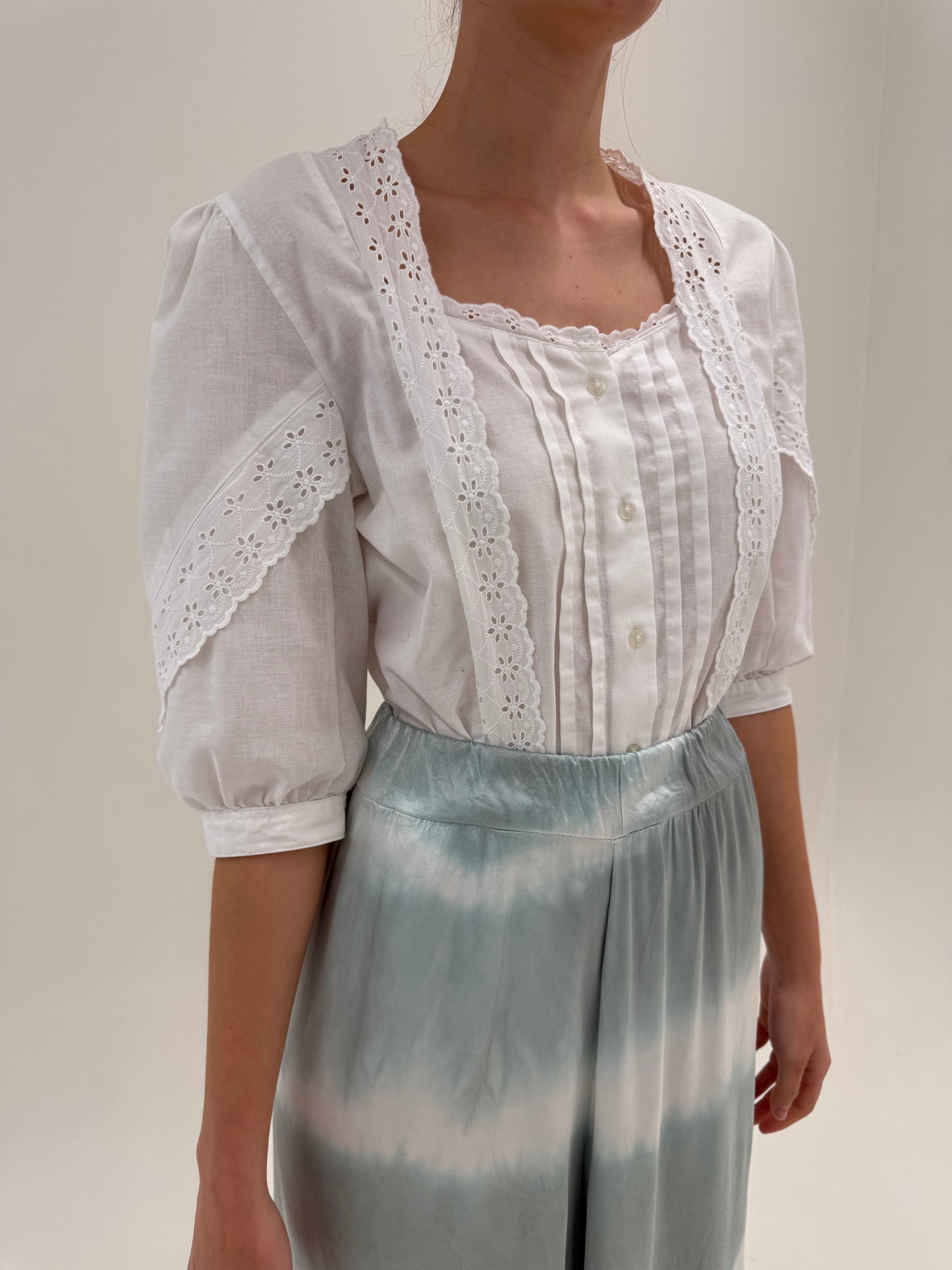 Cămașa vintage cu mâneci bufante și broderie anglaise din pânză