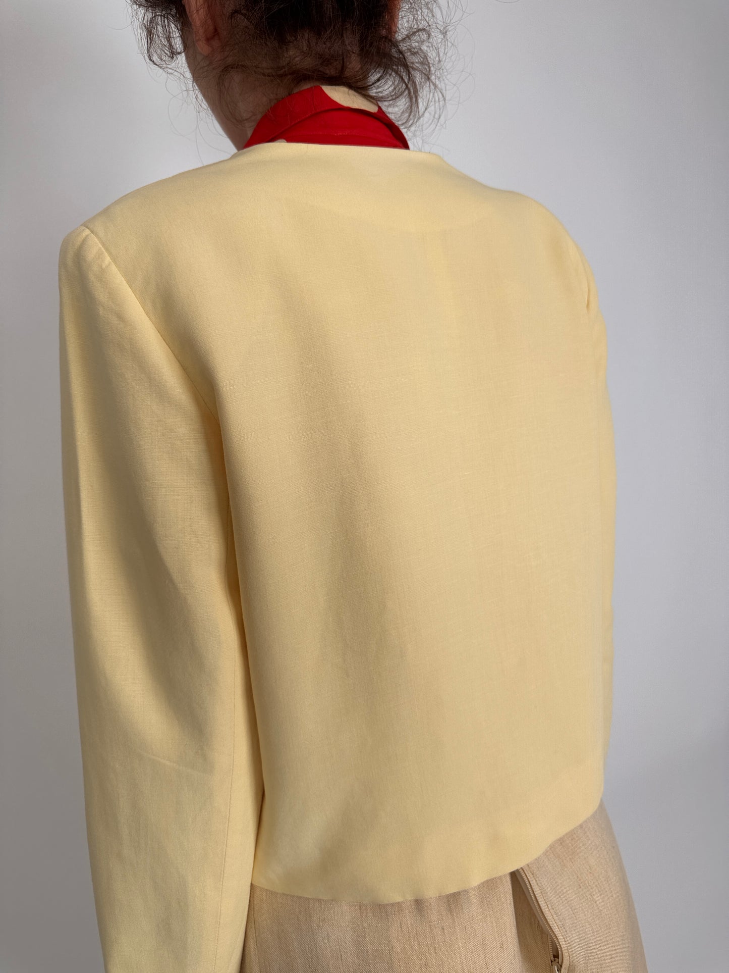 Sacou butter yellow din pânză în croi minimalist