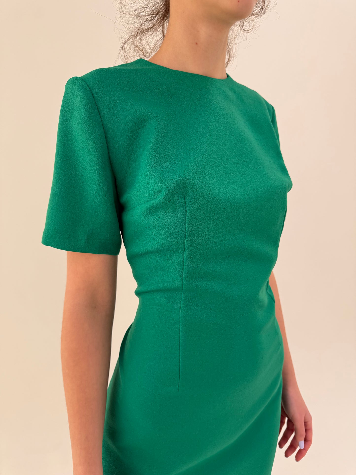 Rochie verde smarald tare din mix de lana extrafina în croi ușor cambrat minimalist