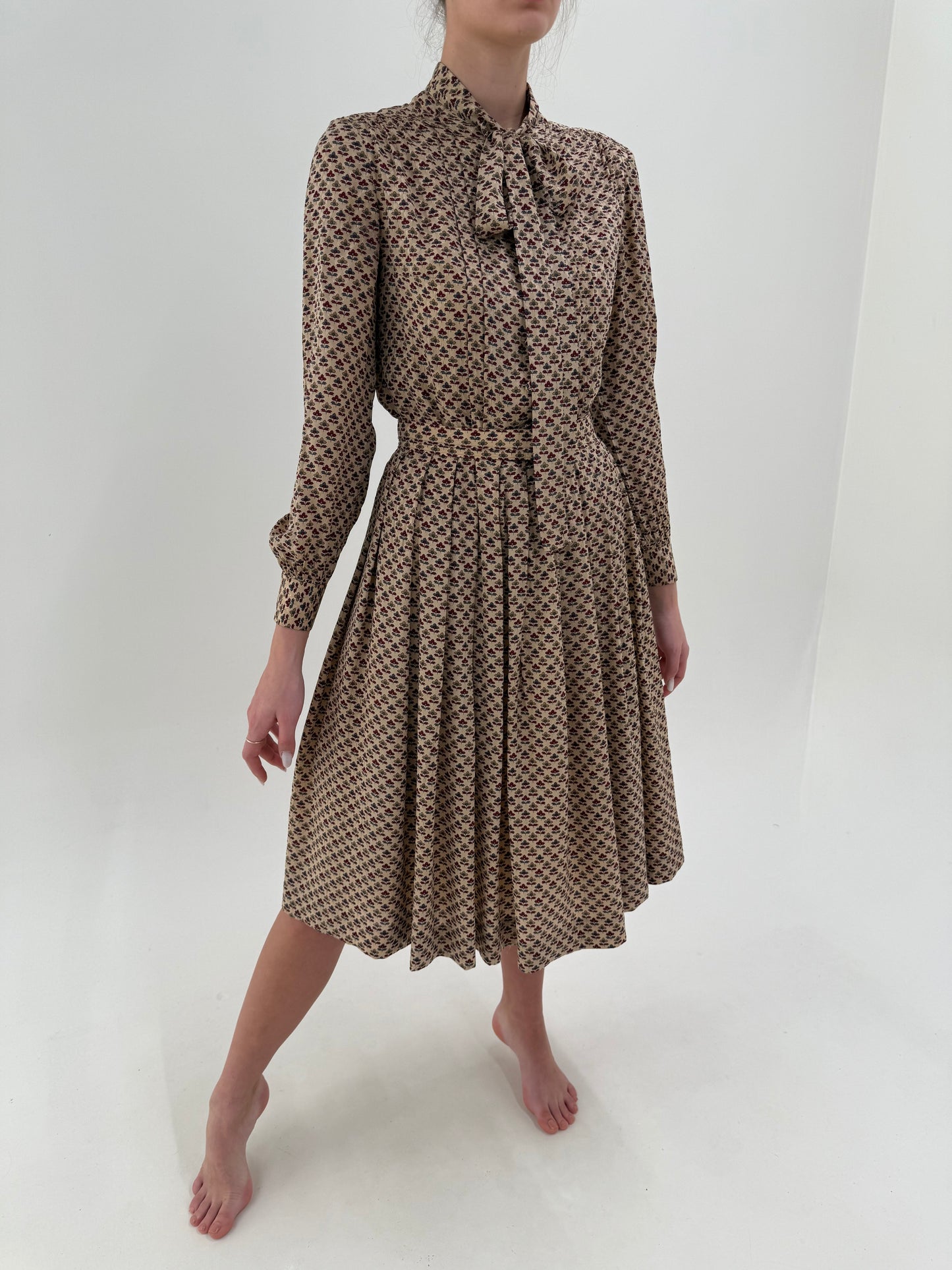 Rochie camel din mătase naturală în croi de ani 70 cu print delicat