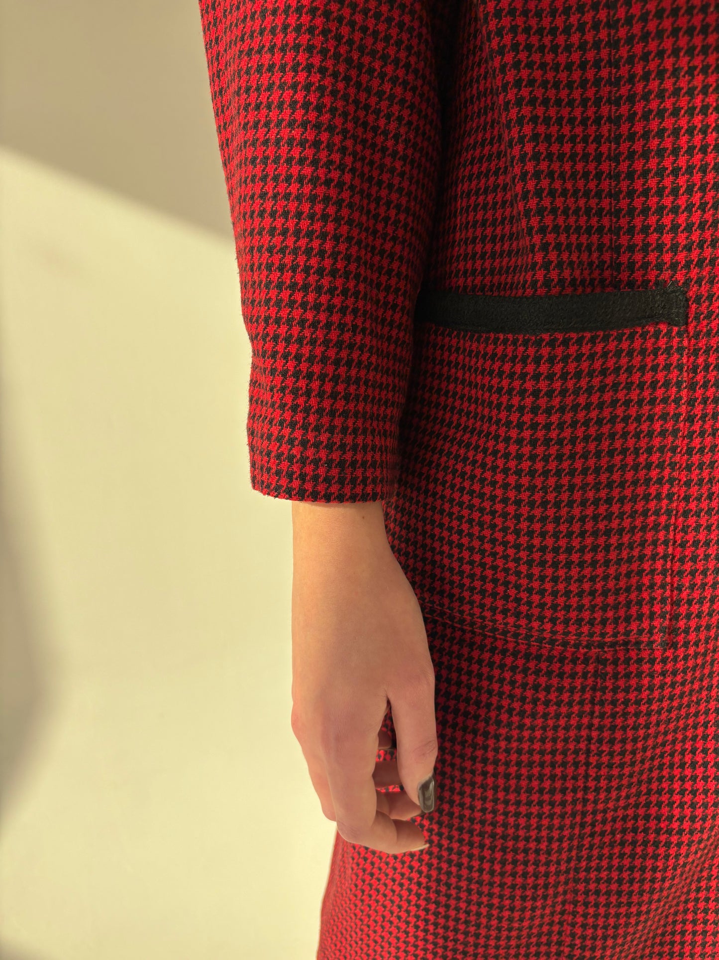 Pardesiu on stil Chanel dark cherry în carouri fine din lana