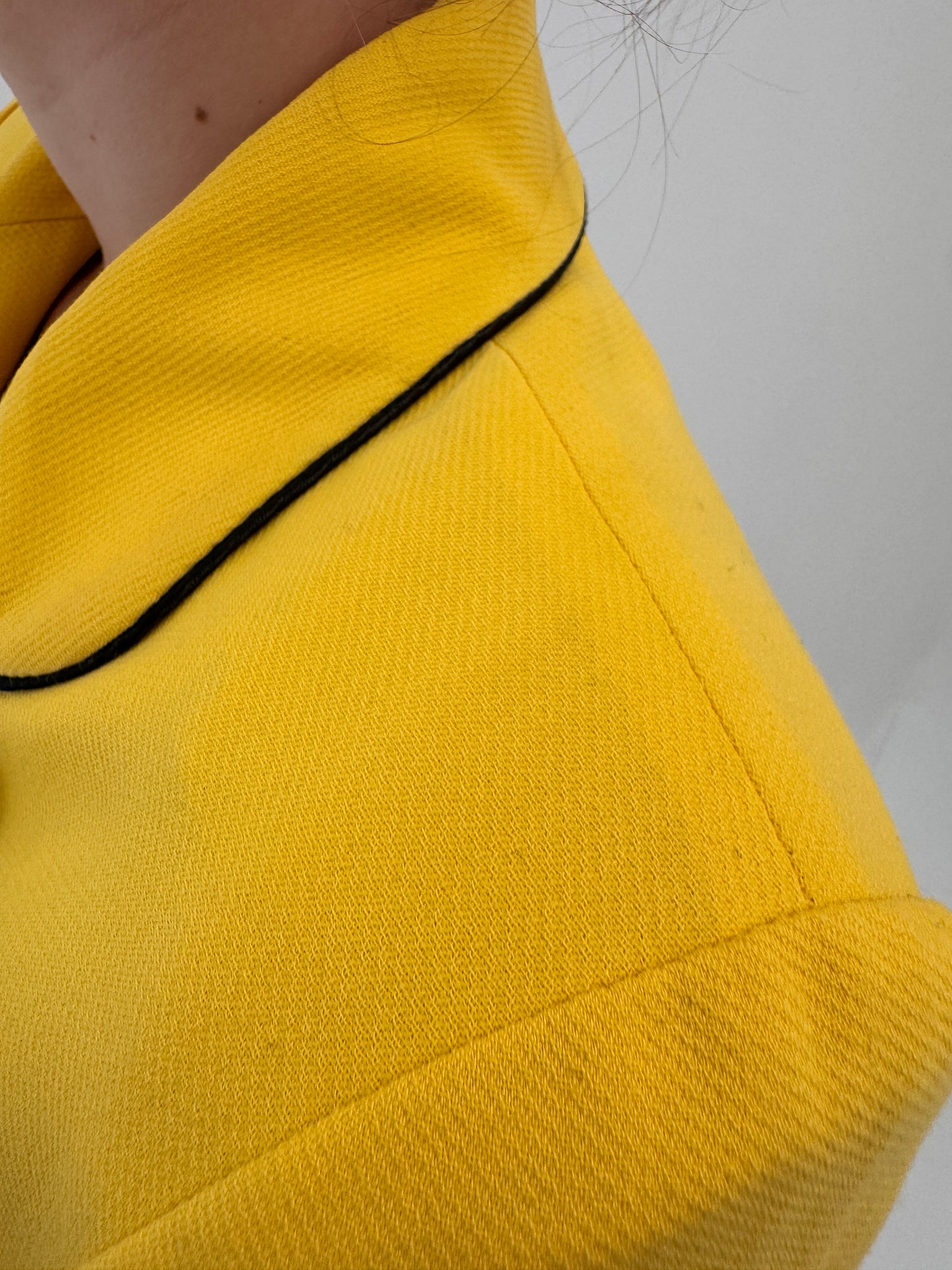 Sacou lemon yellow de vară cu paspoal contrastat în croi cambrat