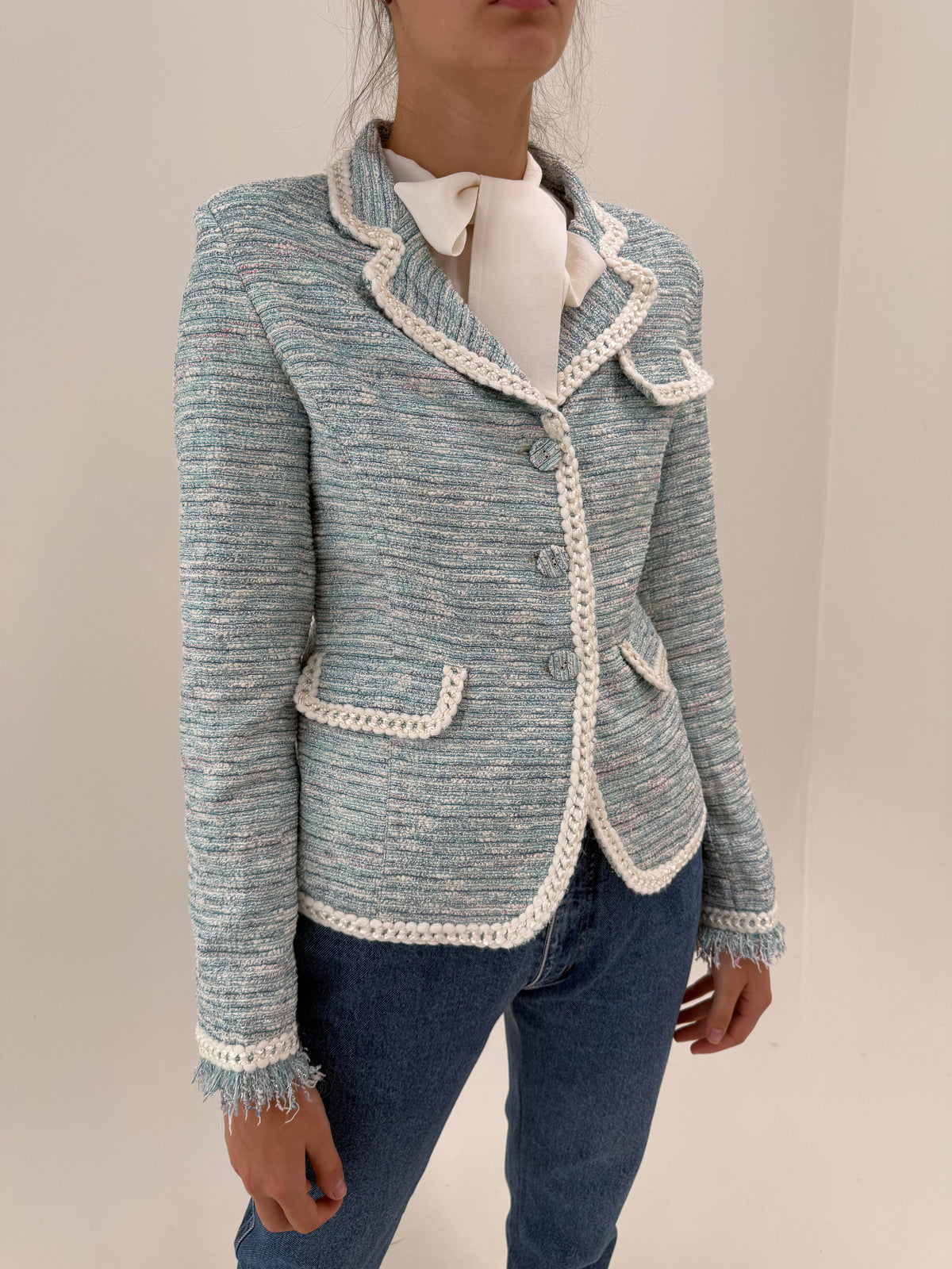 Sacou italian din tweed excepțional baby blue în stil Chanel cu paspoal