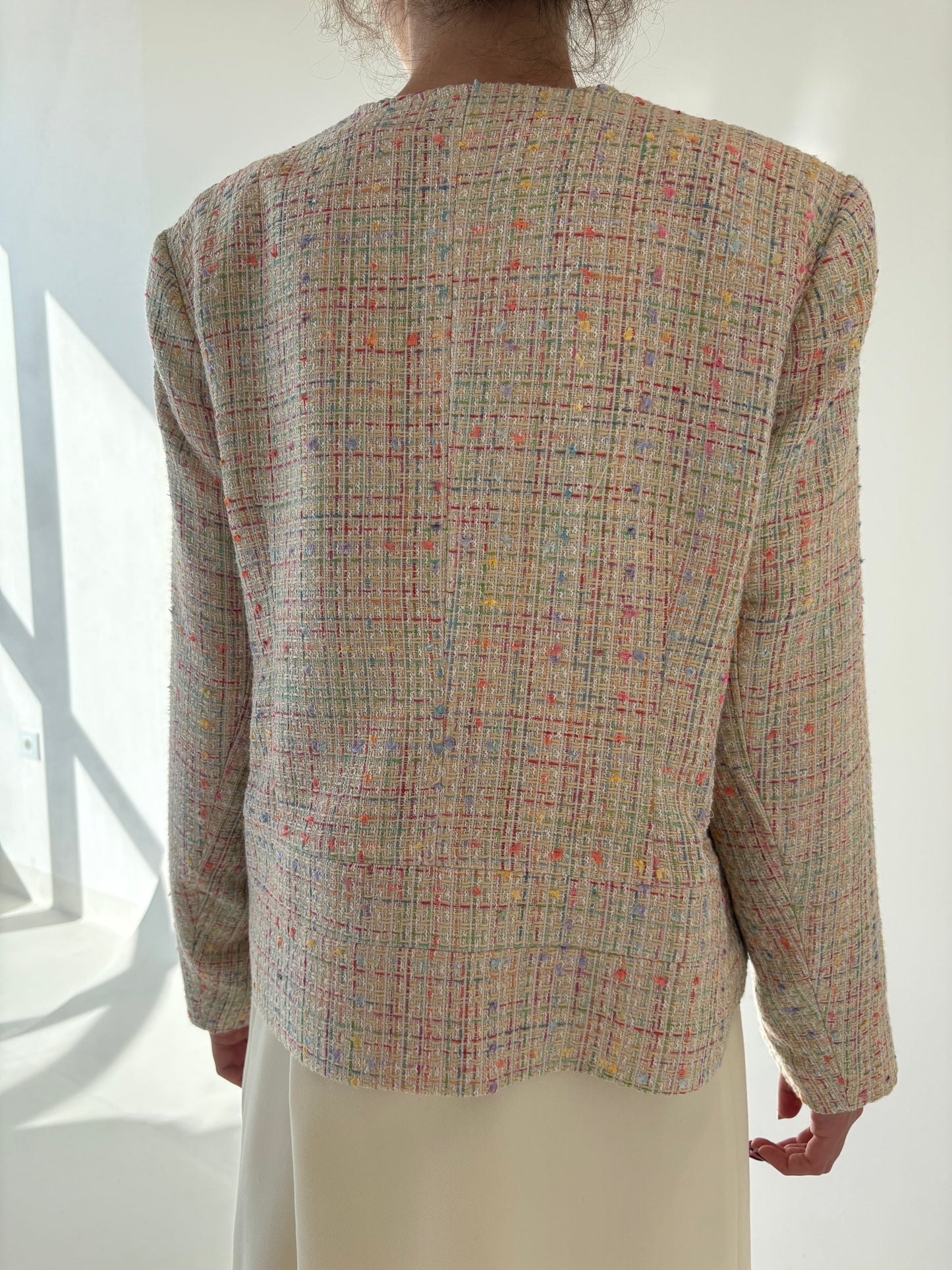 Sacou in stil Chanel din tweed butter white cu inserții curcubeu