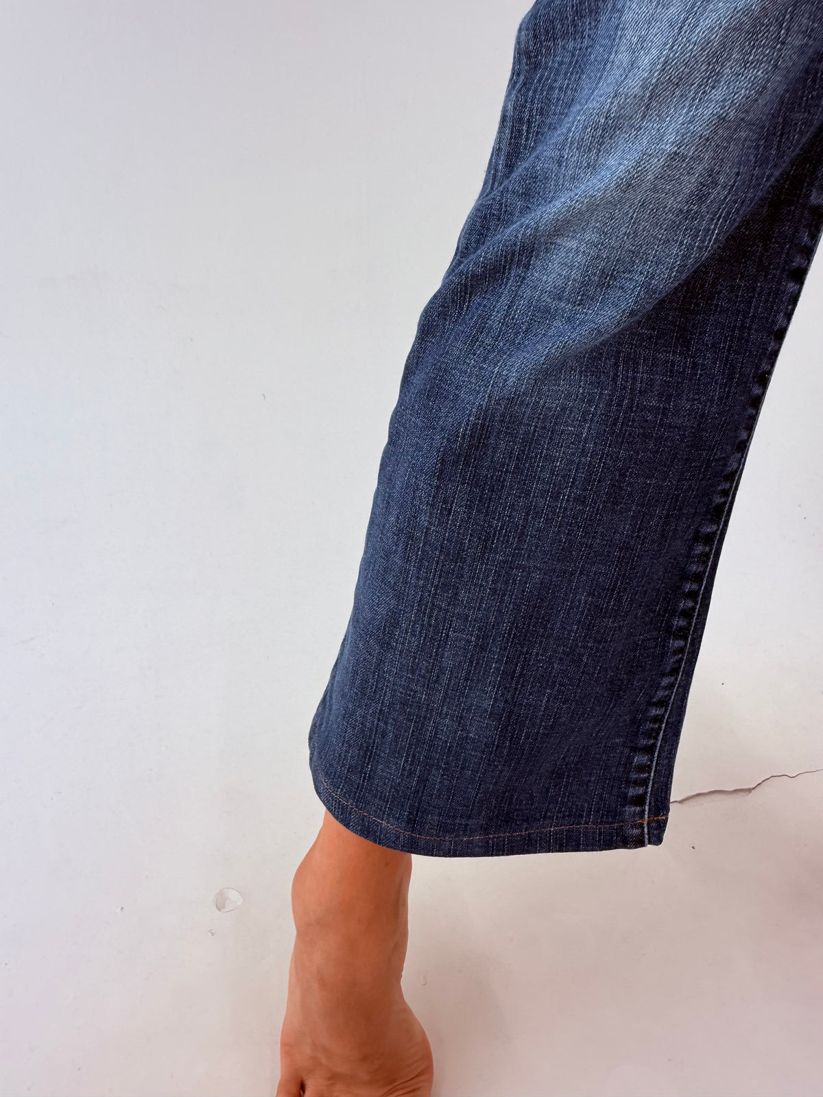 Jeans Levi’s bootcut vintage clasic wash in croi super revenit în trend
