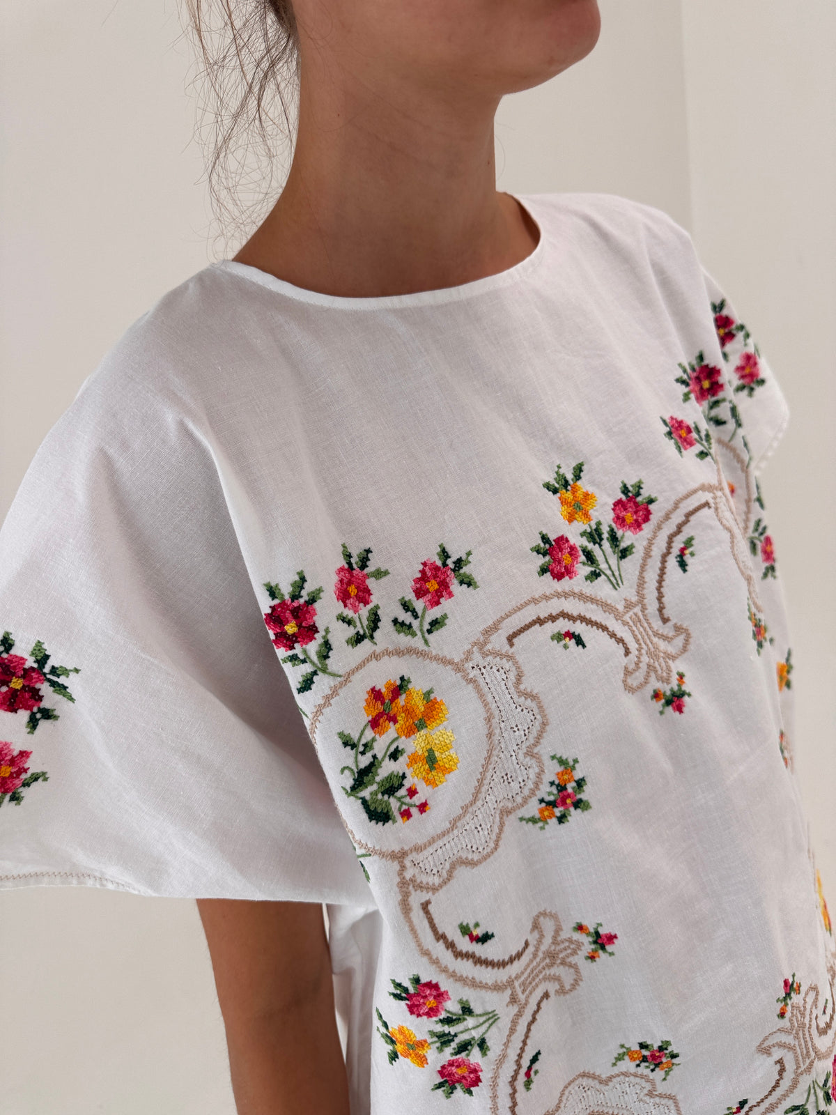 Set bijuterie cu broderie manuală colorată în croi atemporal din in excepțional