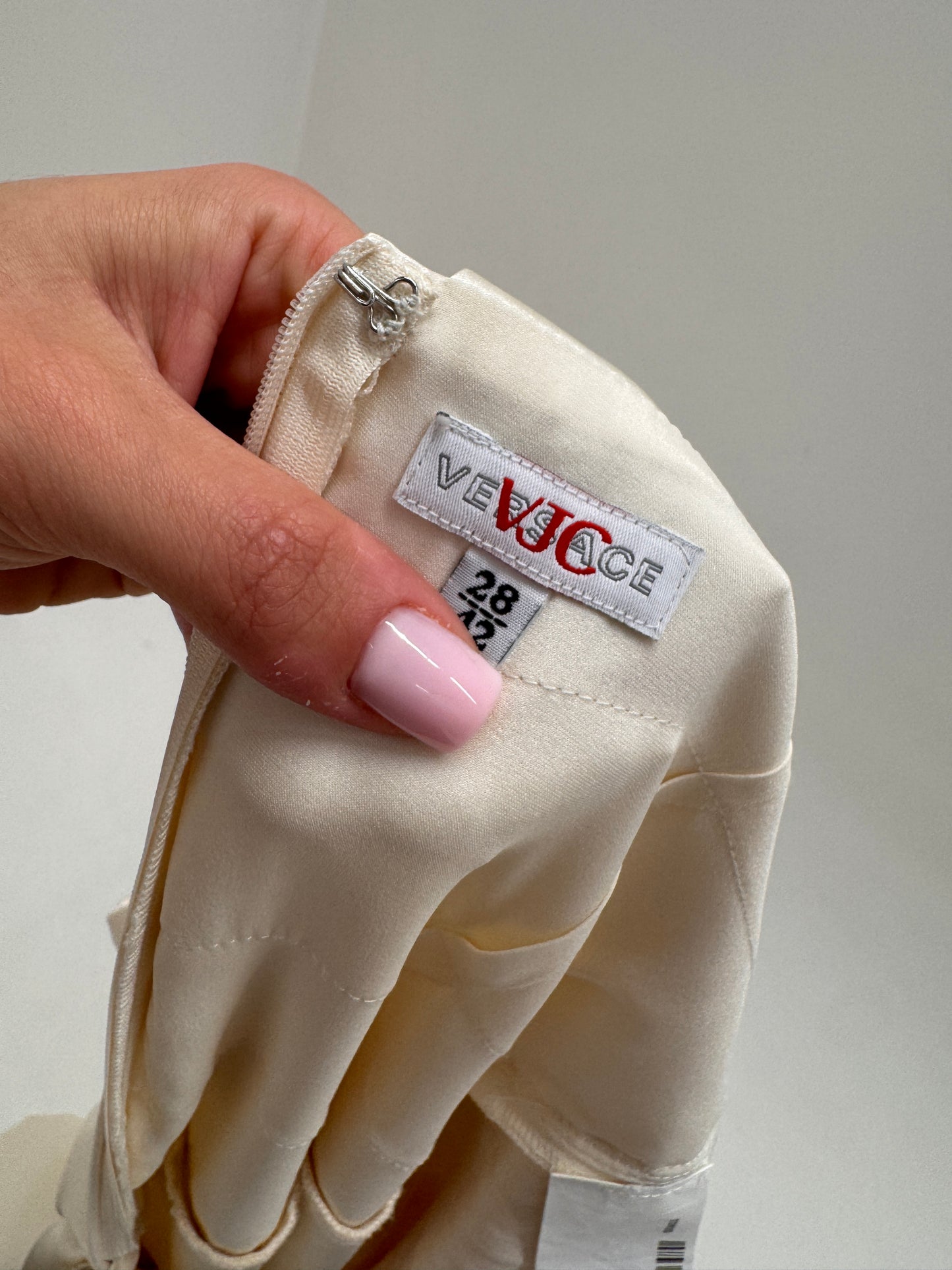 Rochie Versace în croi elaborat din mătase naturală