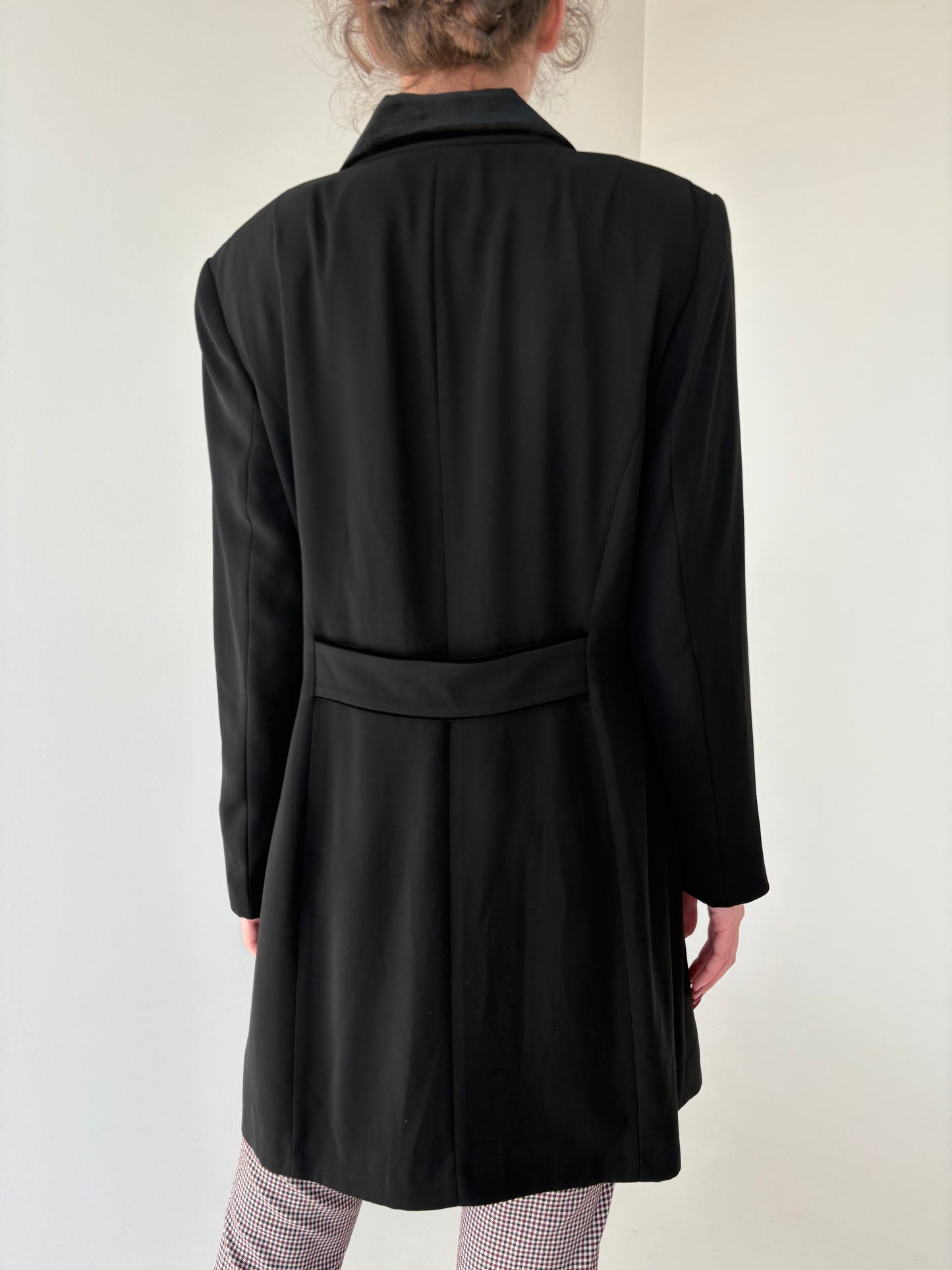 Pardesiu din mix de lana extrafina negru ușor cambrat