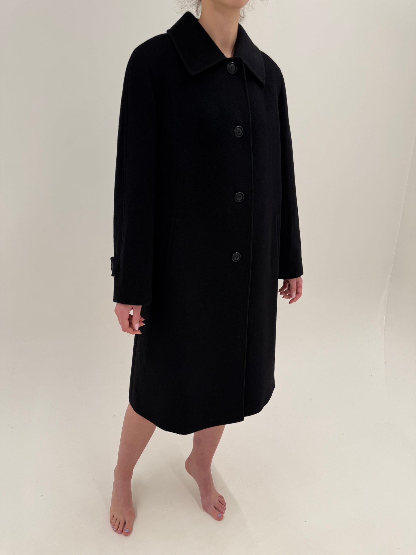 Palton negru italian din stofă de lana excepțională în croi clasic revenit în trend