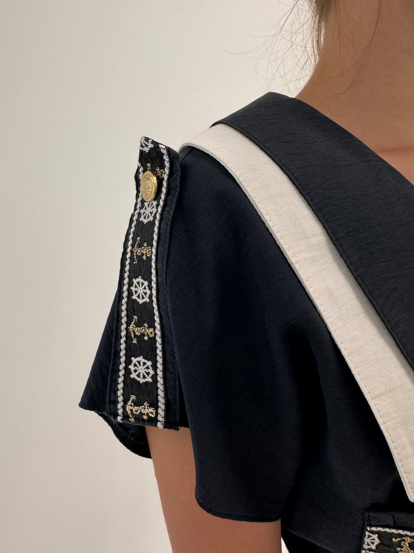 Rochie vintage neagră cu influențe nautice și guler supradimensionat