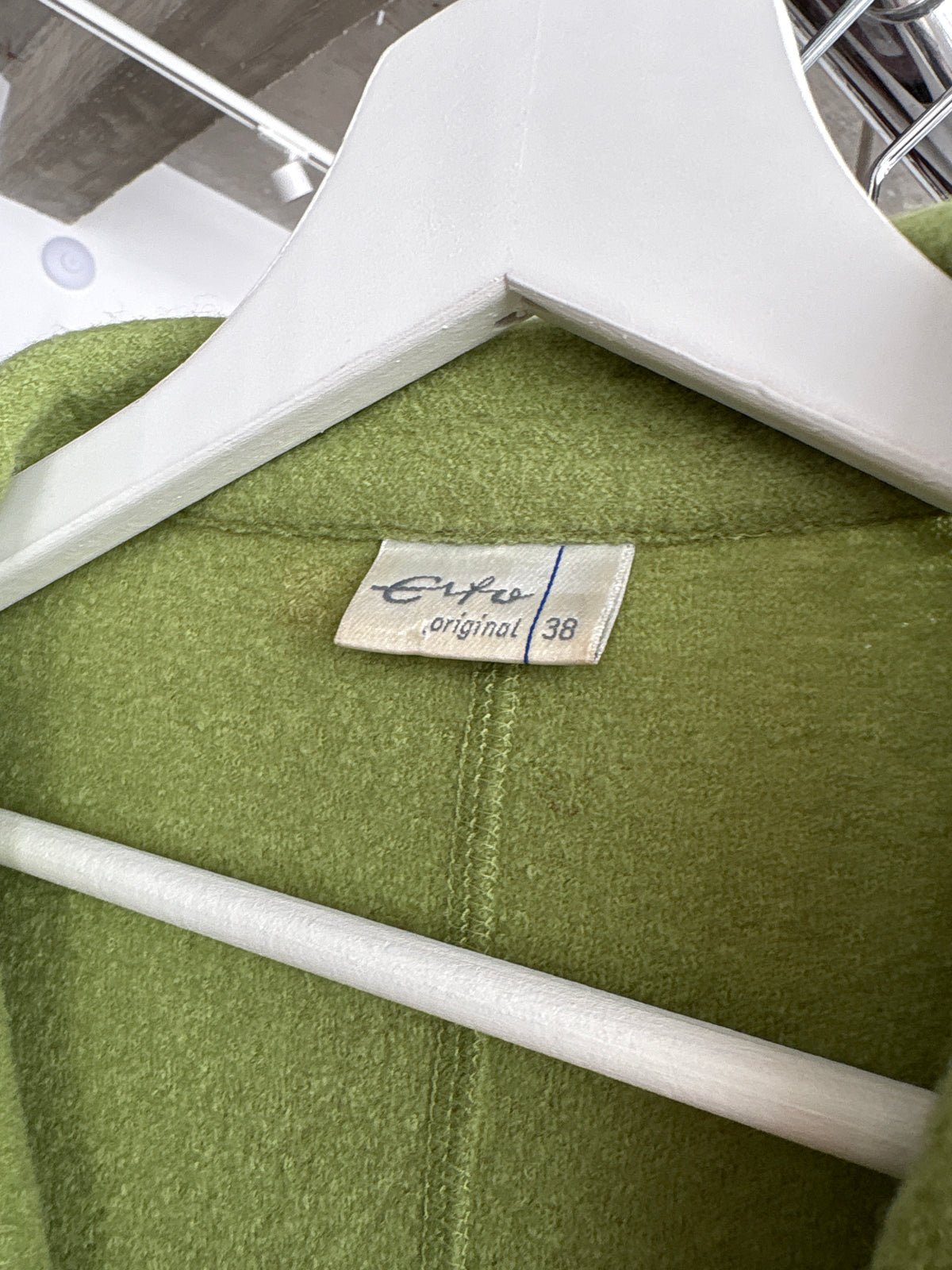 Sacou din boiled wool verde crud cu buzunare aplicate în croi ușor cambrat