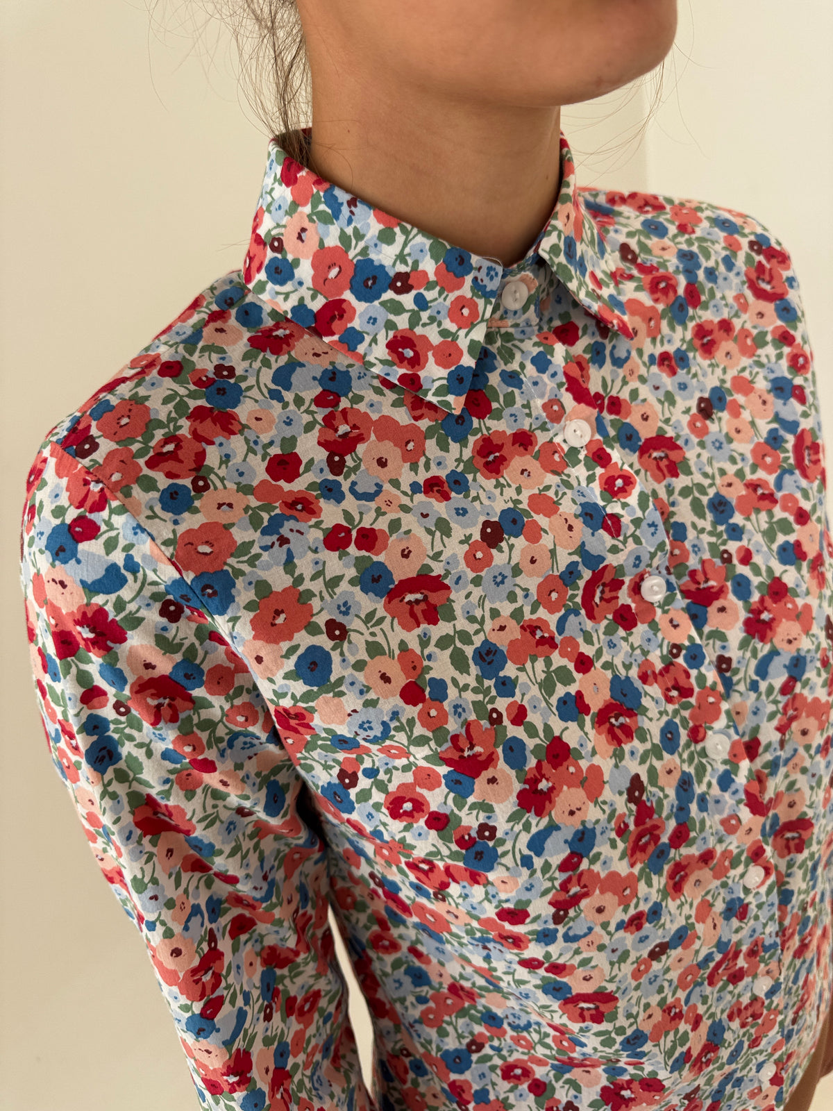 Cămașa din bumbac gros cu print floral în culori clasice