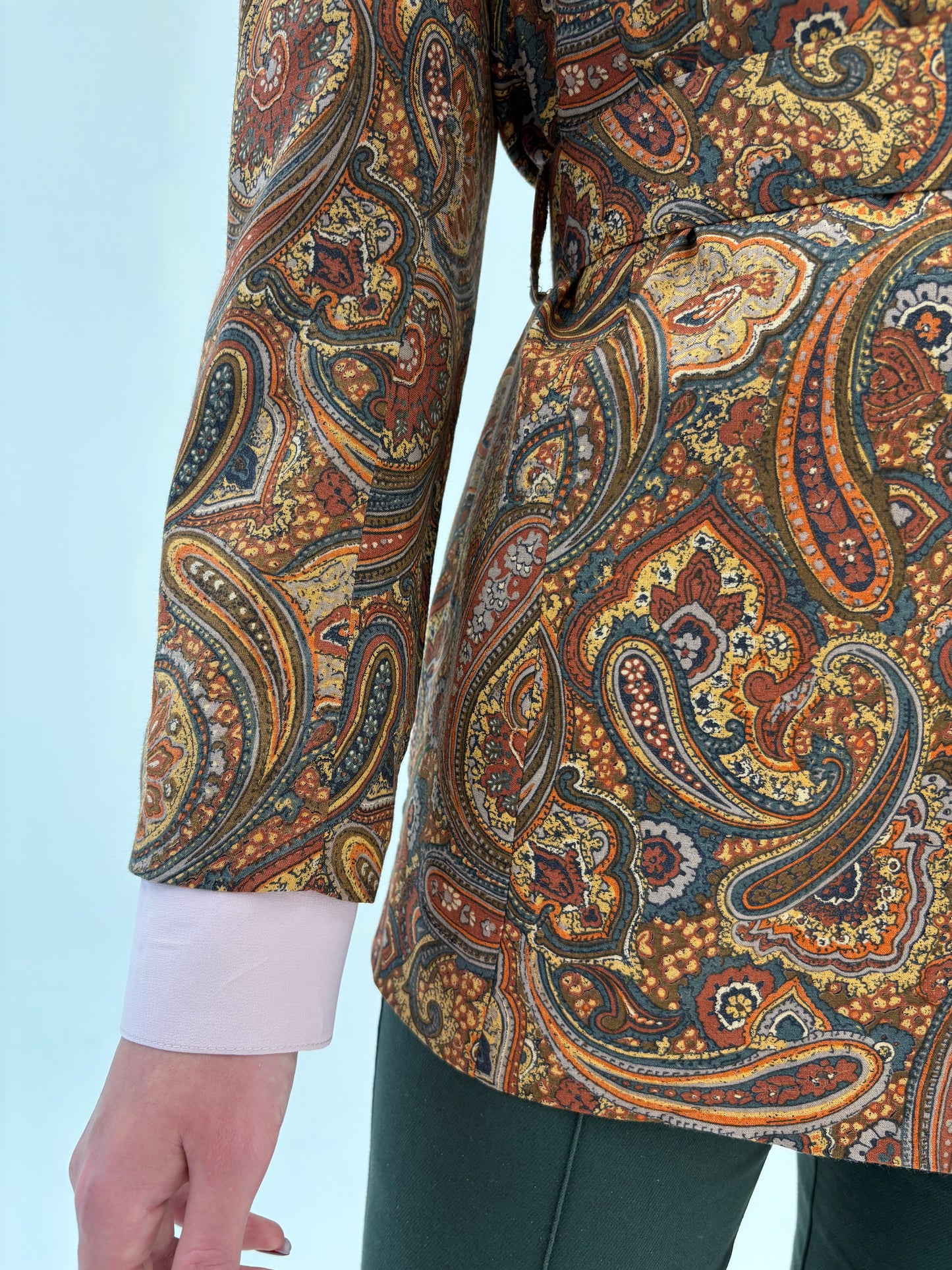 Sacou vintage cu print paisley, talie marcată și centura proprie