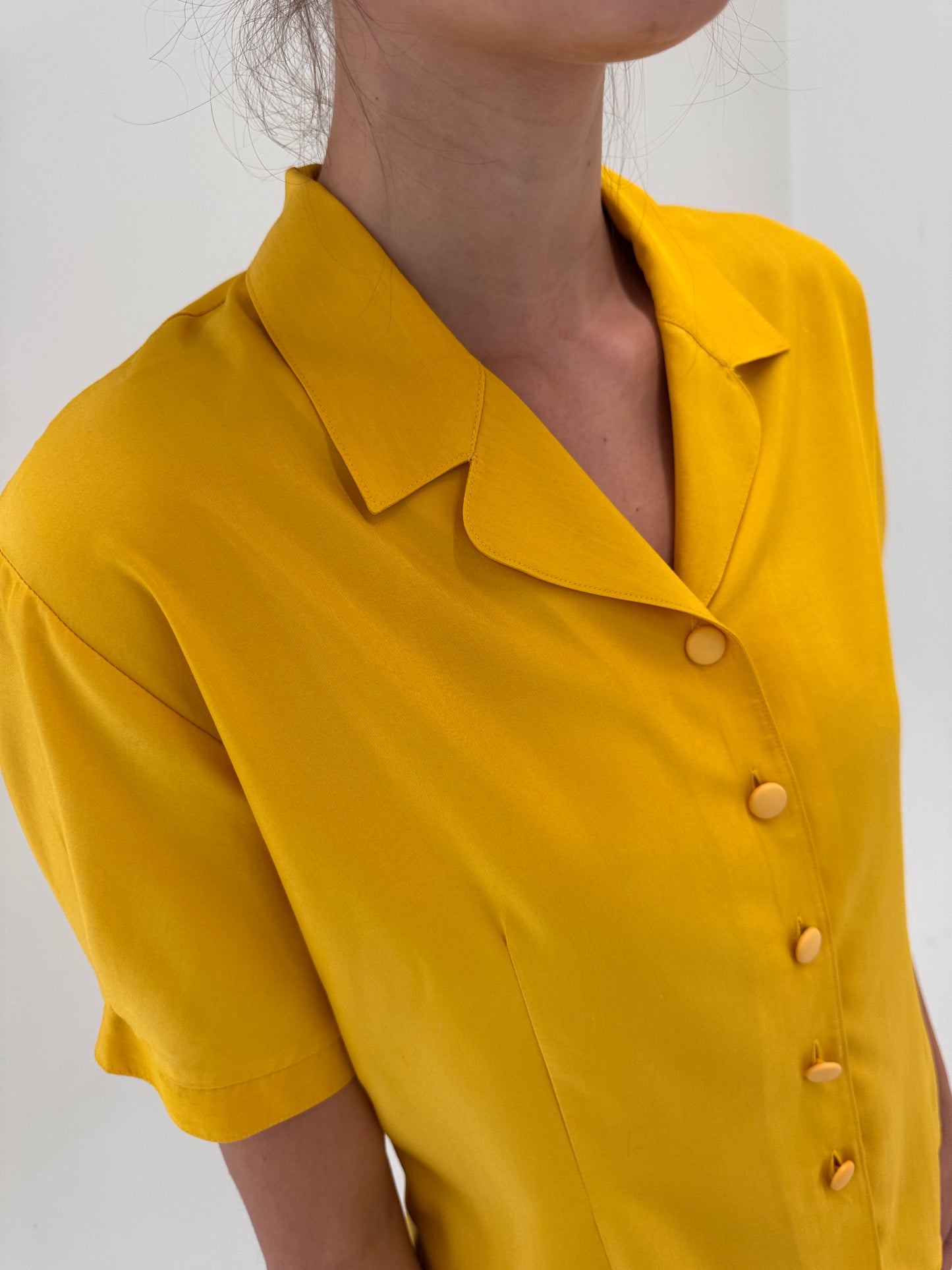 Camaaa lemon yellow în croi ușor cambrat cu efect ușor de peplum