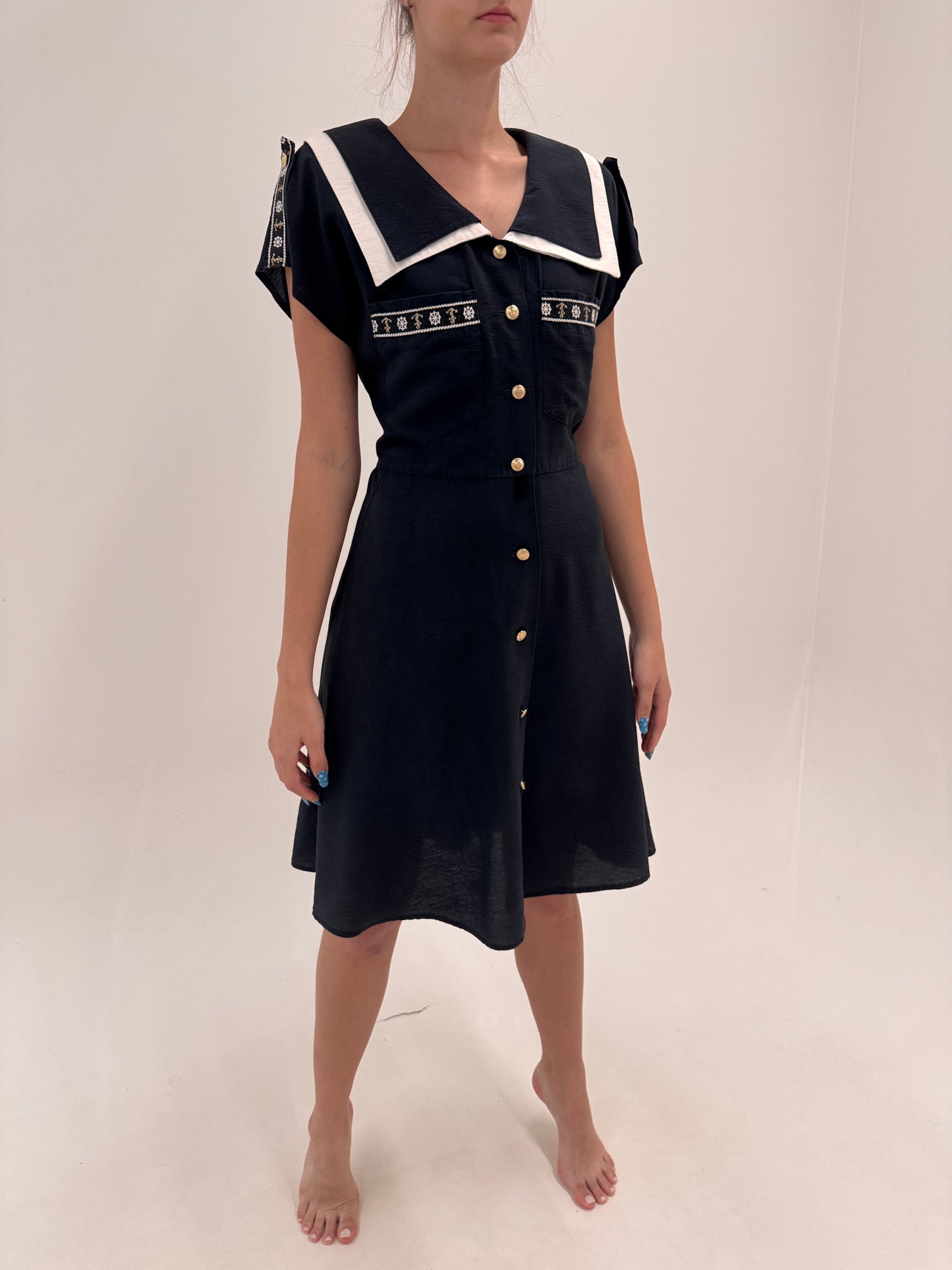 Rochie vintage neagră cu influențe nautice și guler supradimensionat