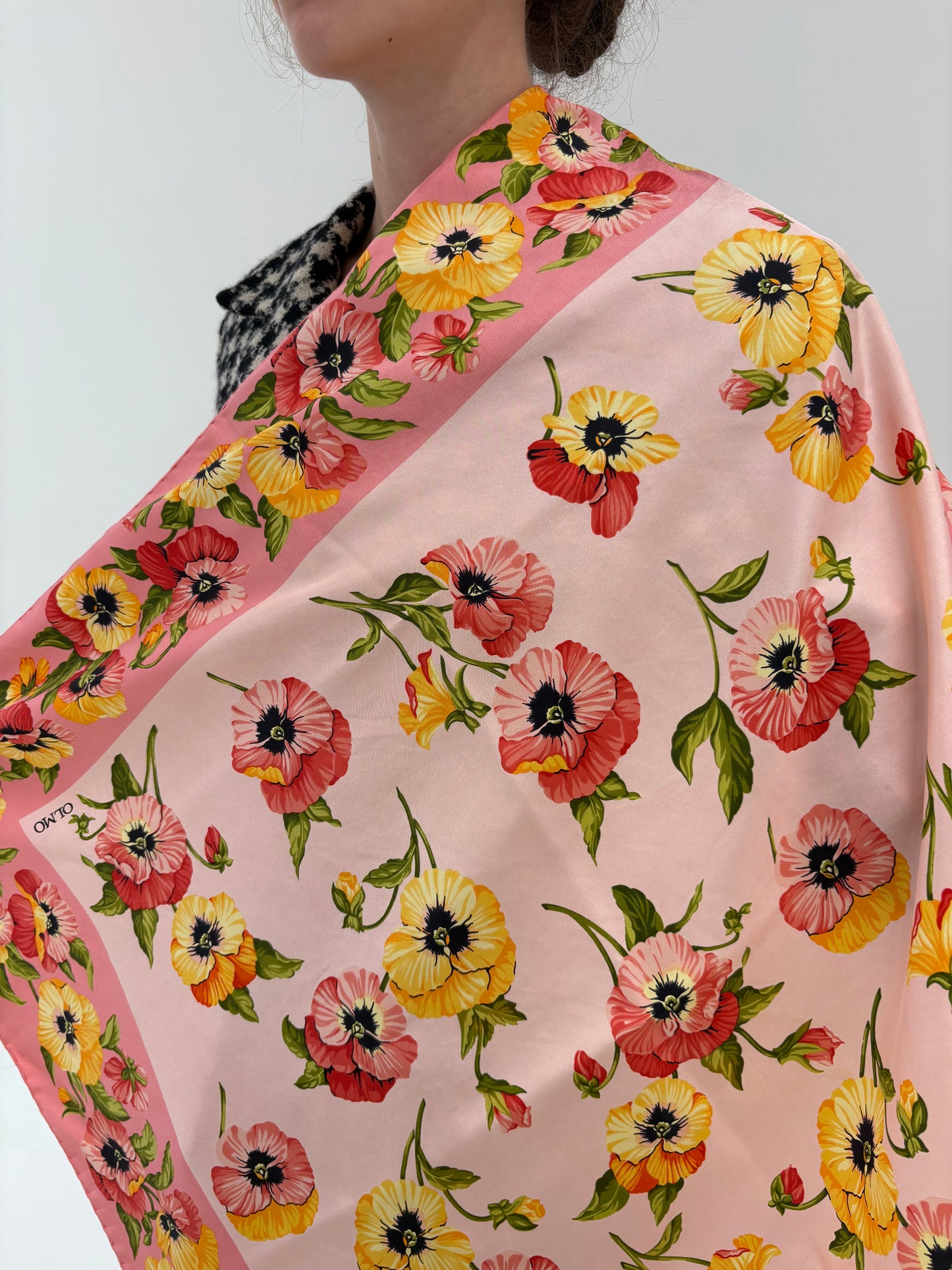 Eșarfă roz pudrat din mătase naturală cu print superb