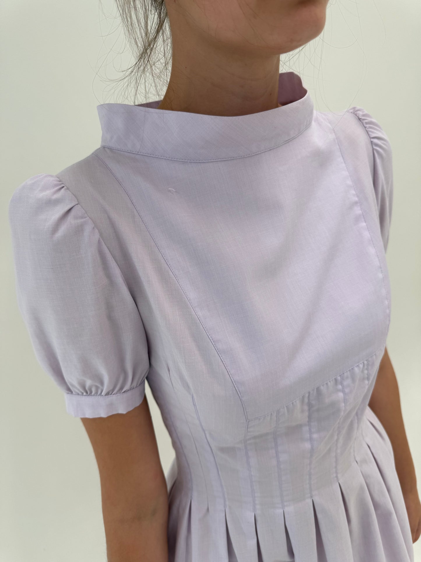 Rochie lavandă din poplin excepțional de bumbac cu fustă plisată și talie marcată