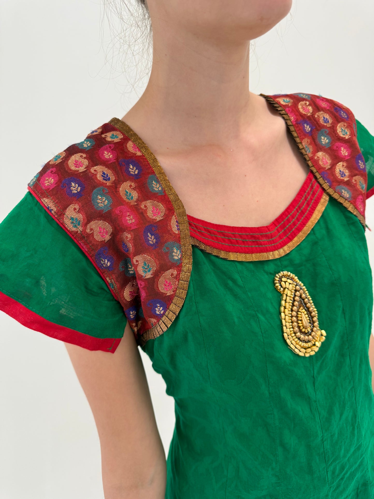 Rochie verde smarald cu aplicații manuale și broderie din pânză de bumbac