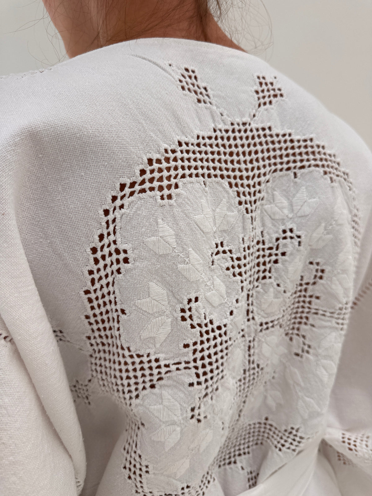 Kaftan excepțional cu cordon în croi amplu cu macrame și broderie manuală