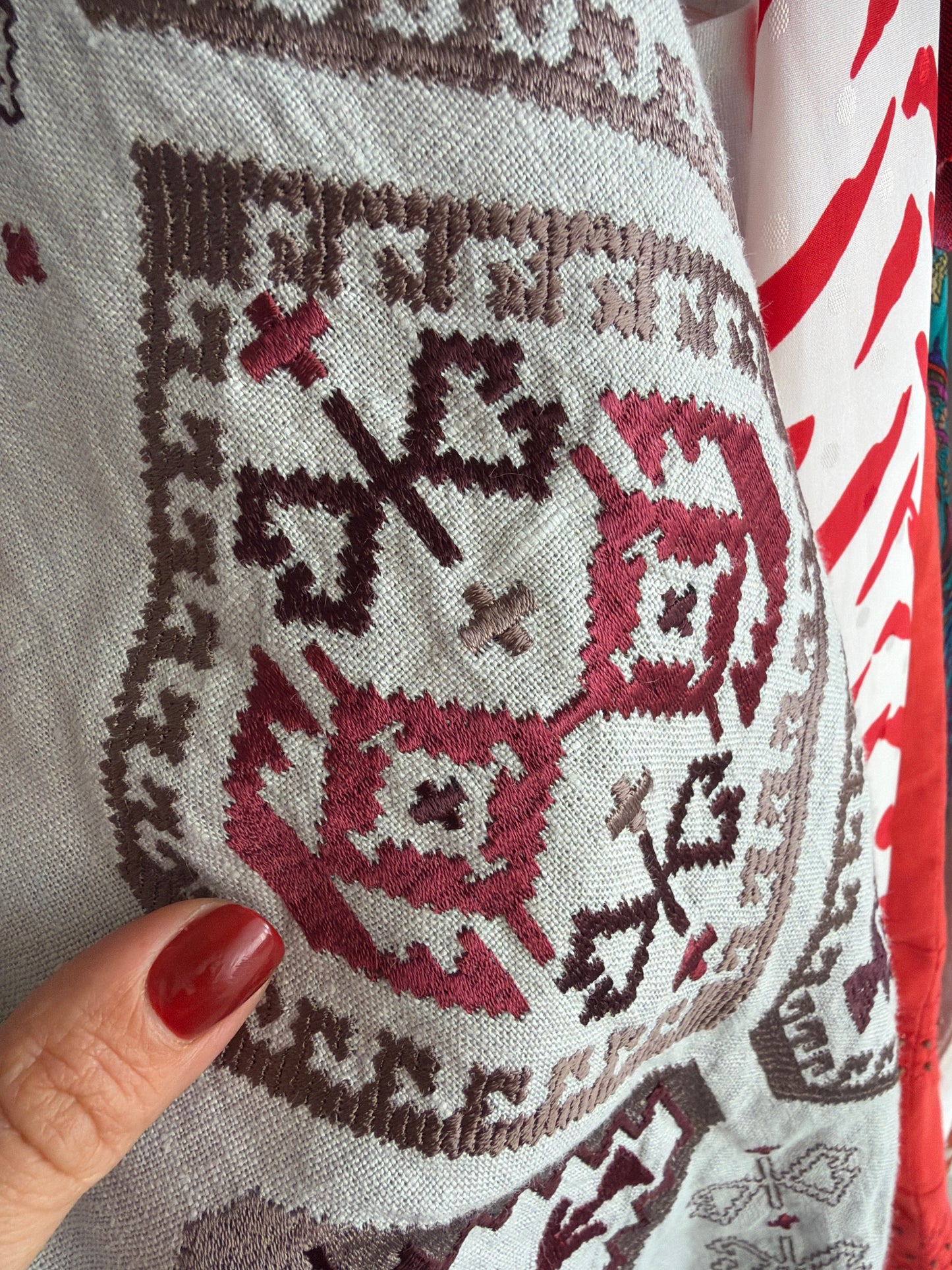 Tunica din pânză de in warm gray cu broderie excepțională burgundy