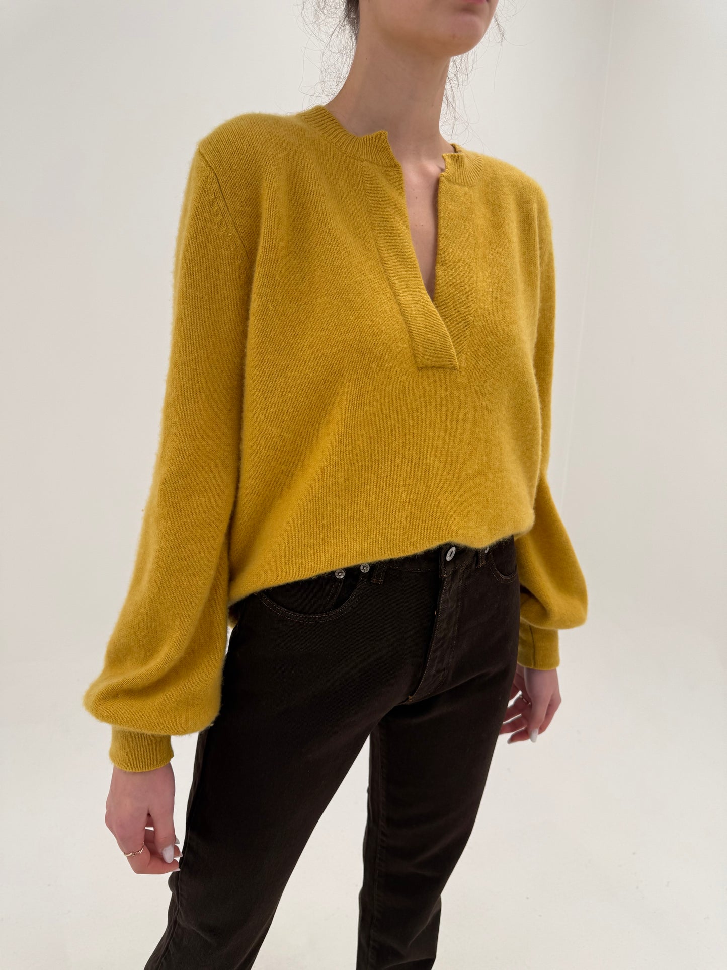 Pulover din cașmir mustard yellow cu mâneci ample și manșete îngustate