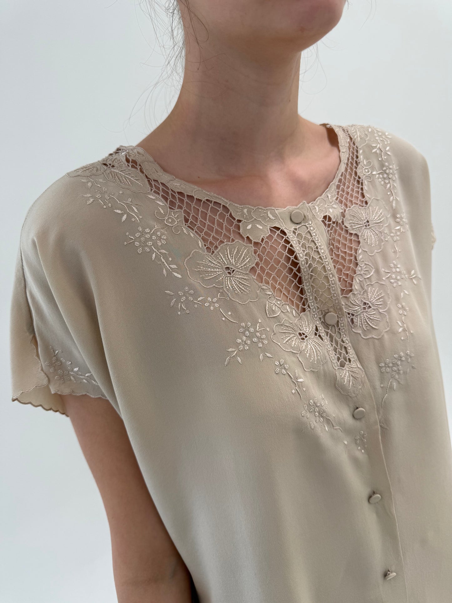 Cămașa nude cu broderie manuală excepțională din mătase naturală