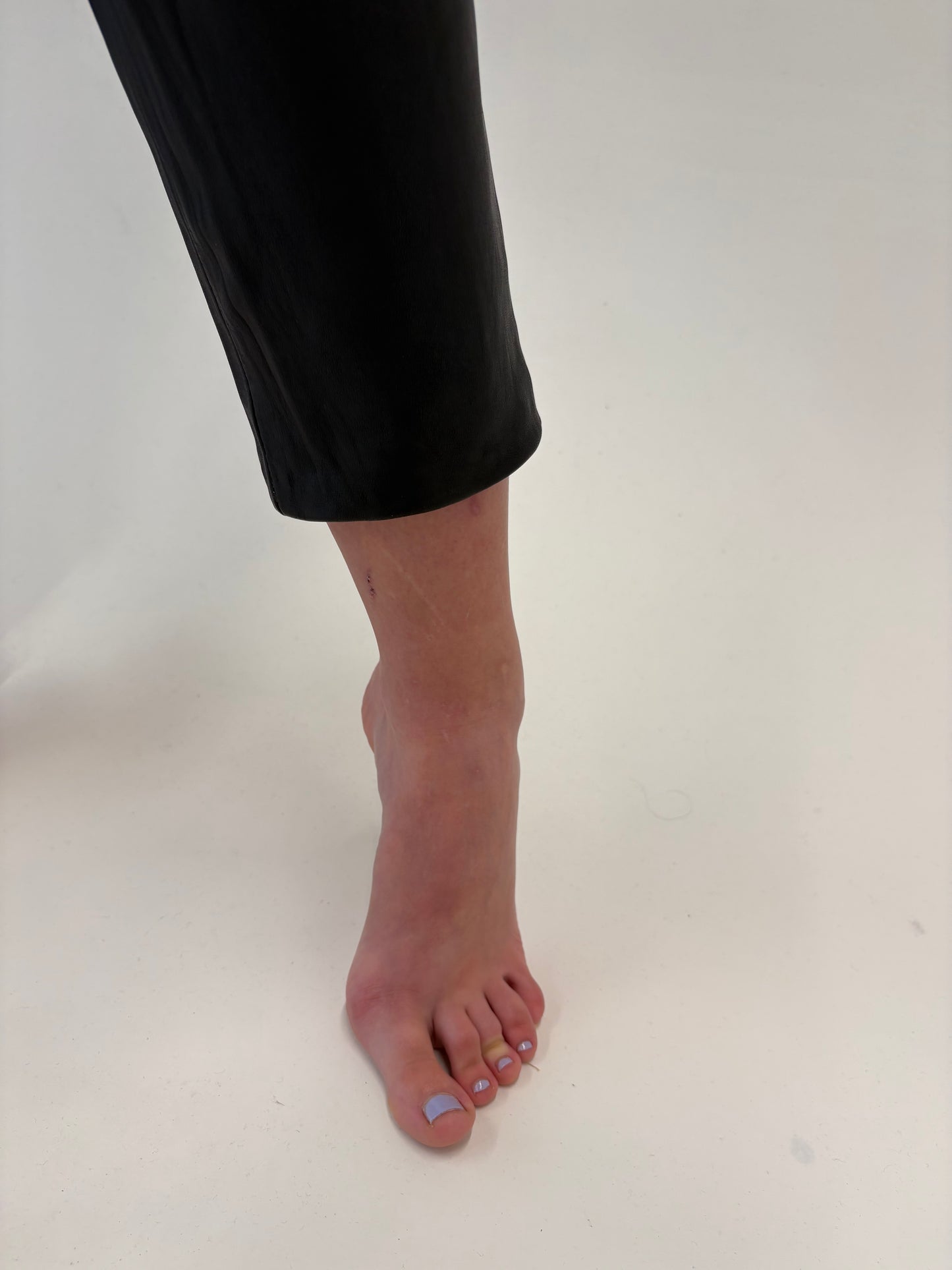 Pantaloni negri din piele naturală moale cu talie înaltă