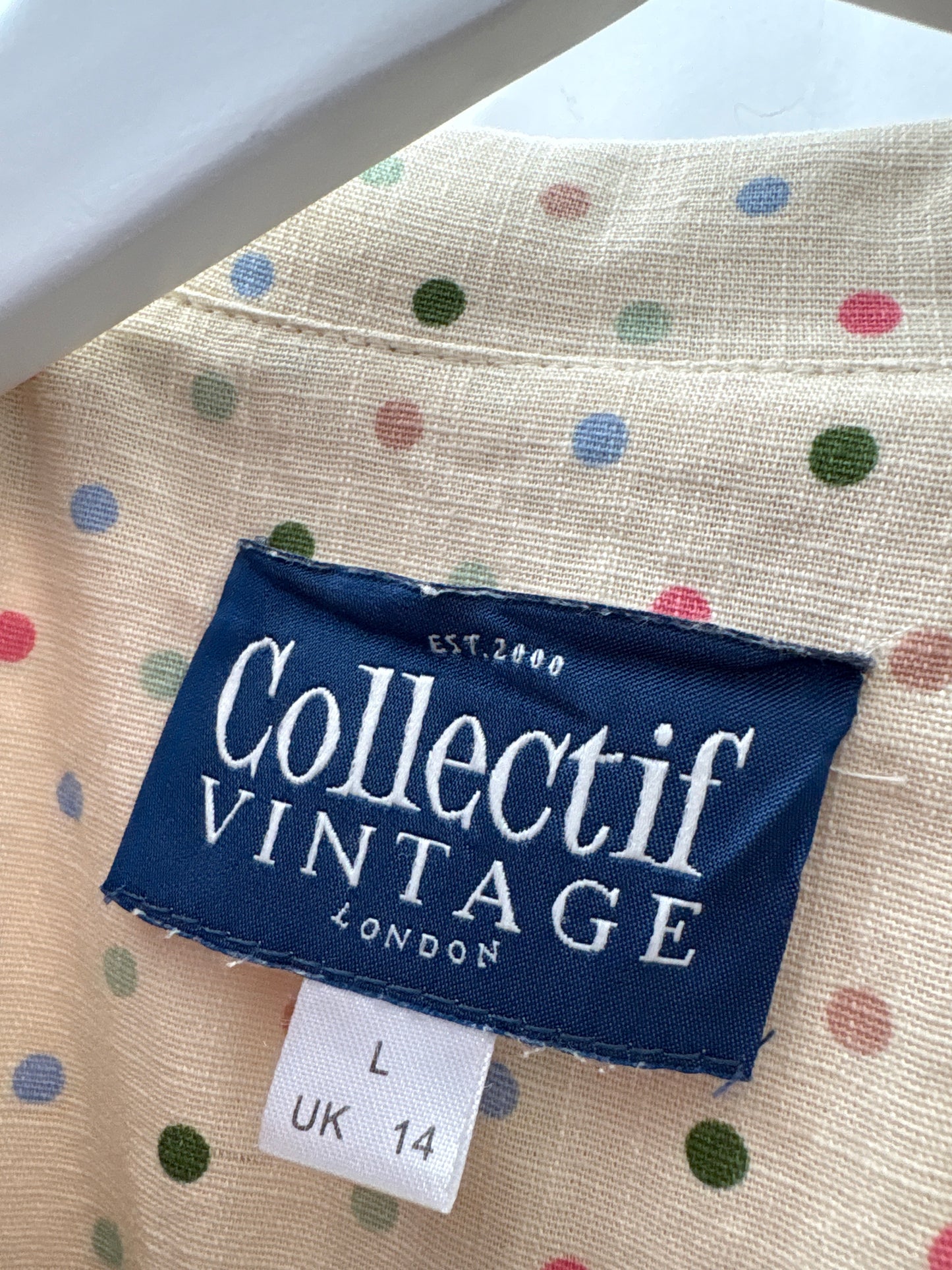 Rochie vintage cu buline în croi de ani 50 din pânză cu guler rotunjit și centura proprie